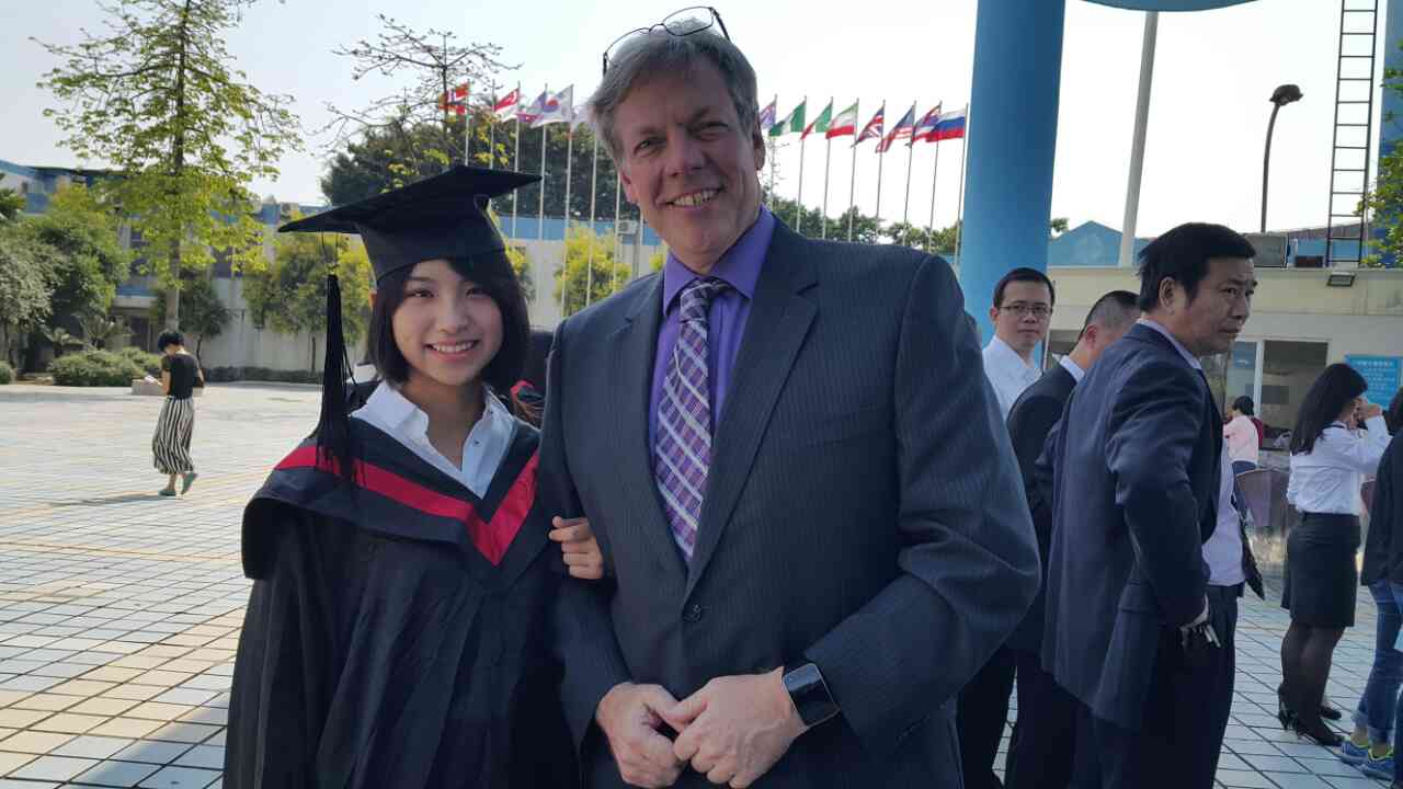 Tianjia Zhang 大学一年级生化系,日常学习以外混迹于各种字幕组和咨询圈的工作,喜欢烘培烹饪徒步旅游打网球和健身。在学校社团工作时掌握了各种视频剪辑和ps的技能。偏话痨,喜欢各种政治新闻资讯。