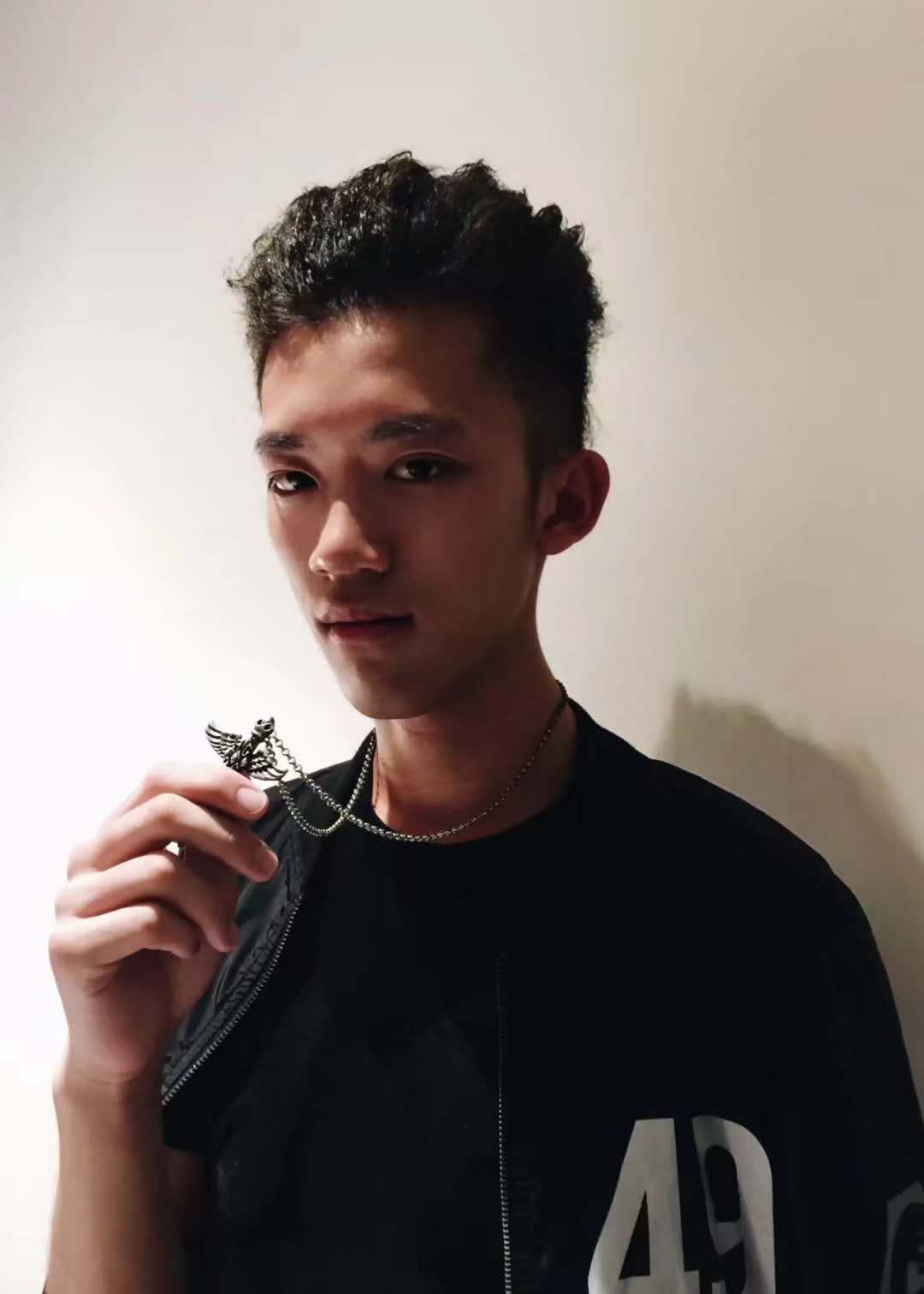 Malfurion 我会吉他,会做一些简单的小点心,会围棋。我想,我们每个人的经历就是我们最宝贵的经验,也是我们每个人与众不同的关键所在。我曾在高中阶段担任过学校模拟联合国协会社团的社长,任台州市模拟联合国协会的理事。曾参加、举办多届台州市模拟联合国会议。我也曾在国内知名游戏媒体GTV担任过DOTA项目解说,与国内知名解说“还不走”,“盛夏光年”同台解说。曾在APP旅法师营地担任专栏作者,并连载攻略和小说。在DOTA,炉石传说项目中得到过多次网吧赛冠军,2015创联赛炉石传说项目华中赛区32强。目前,成立炉石传说战队_耀斑,并担任队长。同时也是斗鱼TV非著名主播。现在还与朋友组成乐队,并担任节奏吉他手。