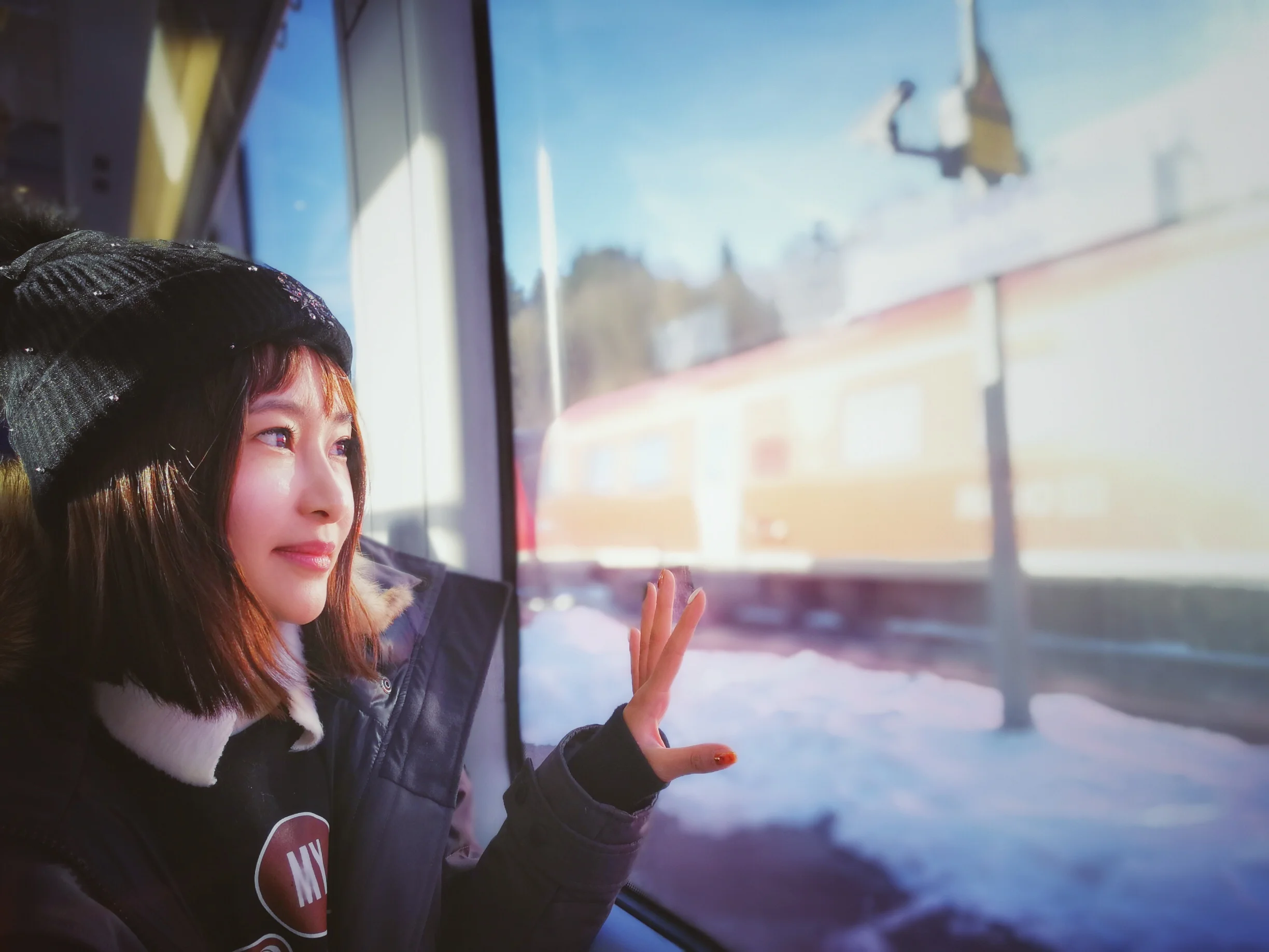 爱好运动、旅行、美食、帅哥,患有长时间不旅行就抑郁病症。摄影技术真的很一般,但好在还有一双发现美的眼睛和可以拯救照片的P图技术!曾经去过德法意瑞英,不是走马观花,每个国家都是深度游。还去过冰岛、希腊、日本、韩国、清迈...每一次的旅行中都会有感动。