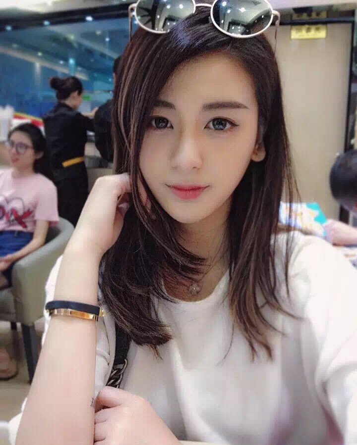 唐佳妮 | 新媒体运营总监&私人定制师 毕业于罗格斯大学劳资关系以及人力资源管理专业,曾在多家公司人力资源管理部实习,多次随公司招聘团队举办招聘会,以及校园招聘等。有着丰富的面试经验,敏锐的洞察力,以及良好的沟通能力。
