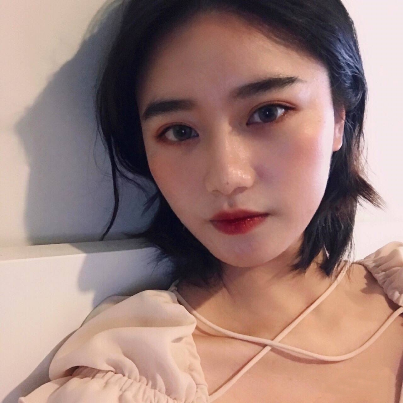 澳国立 喜欢做饭看书电影听音乐和做一些疯狂的事。不太喜欢自我介绍 感觉介绍不出啥 我实在太有趣了因为。 想真诚的交朋友甚至找对象 但随缘吧 这东西也急不得 喜欢的类型:聪明幽默有能力 爱笑会思考艺术