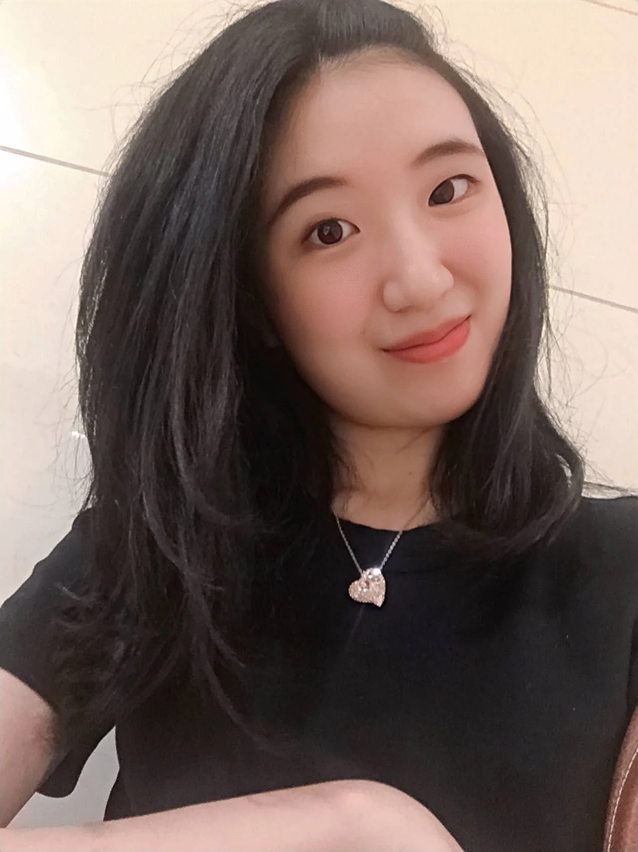 澳大利亚 我在澳洲2年了。毕业于昆士兰大学音乐学院,现在在悉尼读幼教。我热爱音乐,喜欢小朋友,希望未来能够从事教育行业。我热爱旅行,喜欢美食,最近在开发厨艺。有的时候我很懒,但是对待学习工作毫不马虎。希望能遇到一个有趣的灵魂 喜欢的类型:喜欢真诚的男生,和我一样热爱旅行和美食。身高175到180之间,如果能帅一点就更好了,稍微有些外貌协会。喜欢幽默的男生,孝顺体贴有责任感。