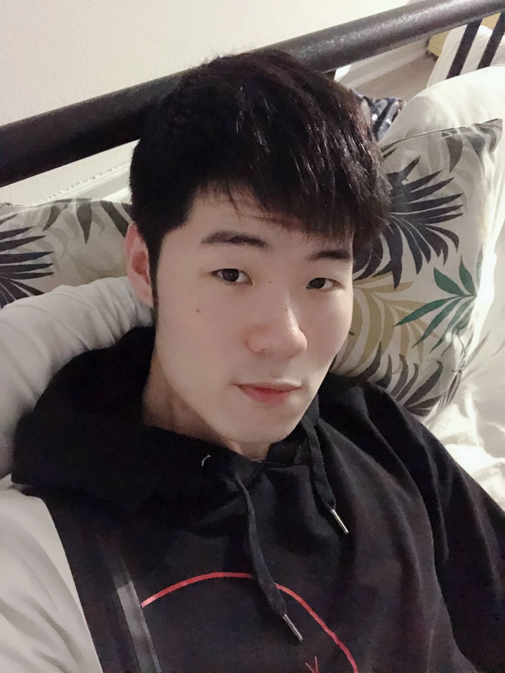 内蒙古/纽约 平时喜欢看看动漫,听听音乐,一般听古风和流行多一点,写写歌,我也喜欢出去旅游,现本科大四,学的是电影专业,平时出去玩的时候喜欢拍一些vlog记录生活之类的,平时也喜欢打打游戏,喜欢比较安静的生活,不太喜欢蹦迪之类的热闹活动,性格的话比较乐天,和不熟悉的人有点高冷,但熟络起来就很随和啦。 喜欢的类型:温柔一点的女生,个子不低于168cm,喜欢二次元,音乐,电影的女生最好啦,最好是和我在一个地区的,御姐,萌妹子都可以,颜值稍微高一点比较好呀