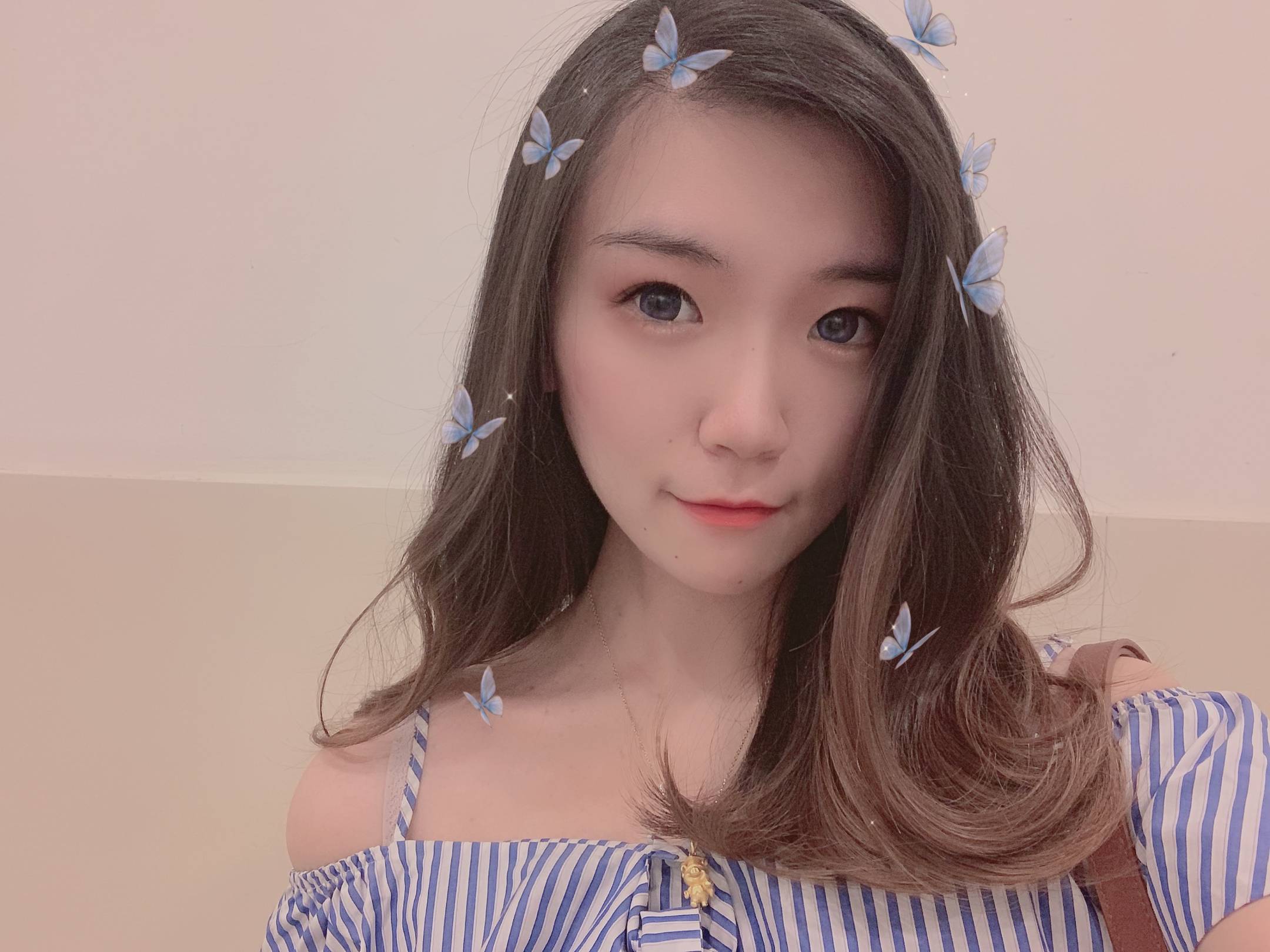 上海 天蝎座,目前在一家外企广告公司做HR,性格活泼开朗,平时喜欢逛街看电影,看展玩密室,也喜欢窝在家看剧看综艺,热爱唱歌,喜欢旅游,认识新的朋友~ 喜欢的类型:净身高至少180,阳光帅气,上海人