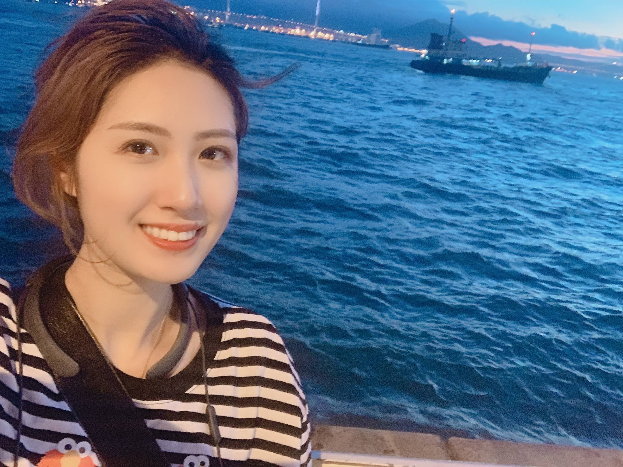 杭州 毕业于浙江大学城市学院。性格外向活泼,比较自来熟,但是休息时间比较宅,希望有个人能带我一起逛吃逛吃,做些有意思的事情。特点:腿长。敢于尝试新的事物,包括极限运动,滑翔、跳伞、潜水等。希望另一半也能勇于体验~ 喜欢的类型:希望身高180以上,颜值最好7分以上,风格倒是不限,尽量阳光些就好啦,希望有一些小幽默,懂小浪漫。对人真诚、细心、用心。能对女朋友多些照顾就好啦。