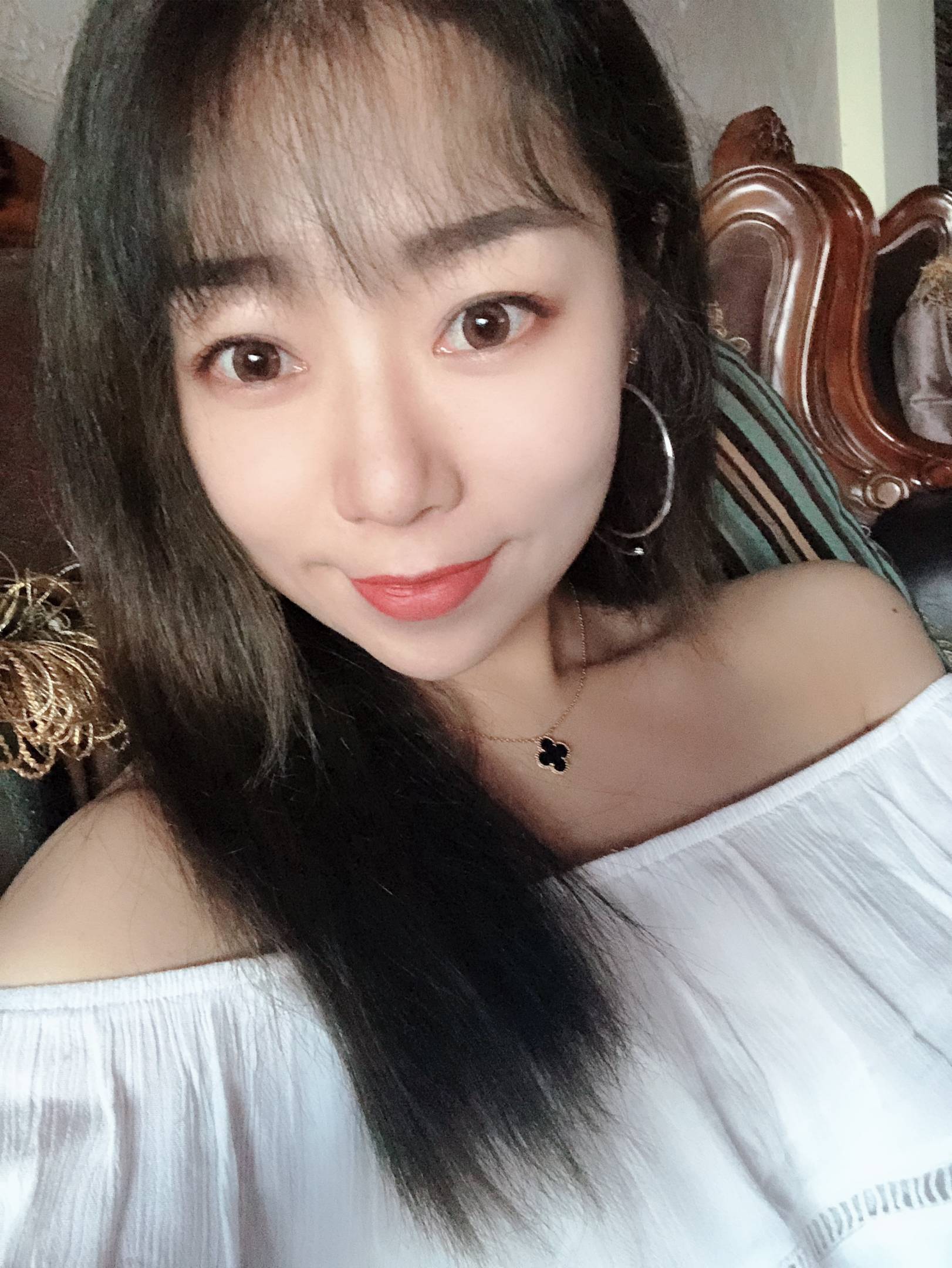 上海 现在在做会计这方面的工作。我很开朗活泼 跟我熟悉起来我的话会特别多,但一开始我会有点害羞哦。我喜欢旅游喜欢极限运动、跳过伞也蹦过极、我还是个吃货,喜欢去吃好吃的。喜欢听rap 也喜欢流行 我是个动静结合的人。希望找到一个人陪我疯陪我冒险陪我去寻找世界的美食! 喜欢的类型:喜欢高高 热爱运动 体贴成熟 带领我的男生!