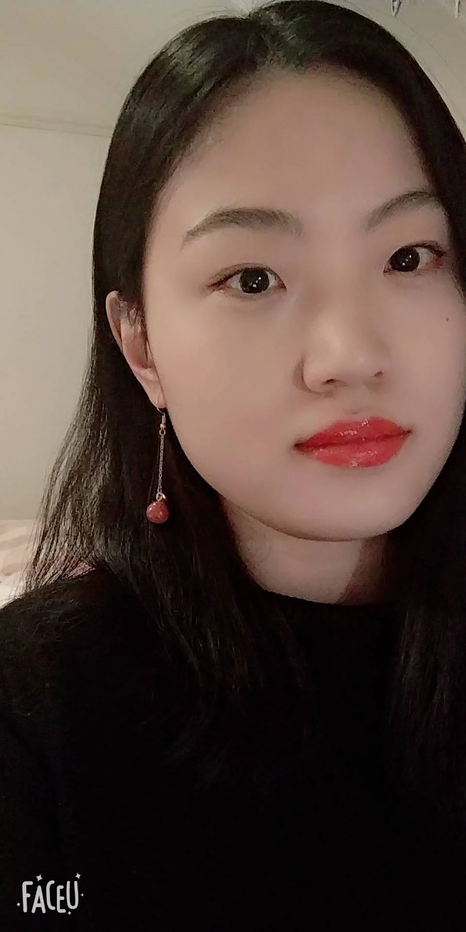 挪威奥斯陆 是一个不安分喜欢折腾的人。之前在美国纽约呆了好几年,然后回国了一段时间。现在在挪威商学院攻读商业分析硕士。热爱推理,悬疑,恐怖剧,奈何只能随着作者或编剧的套路走。希望找一个分析能力强大的男生能领着我看清这些套路! 喜欢的类型:喜欢个子高,斯文儒雅的男生。愿意聊一些天马行空的话题或听我聊些天马行空的话题。
