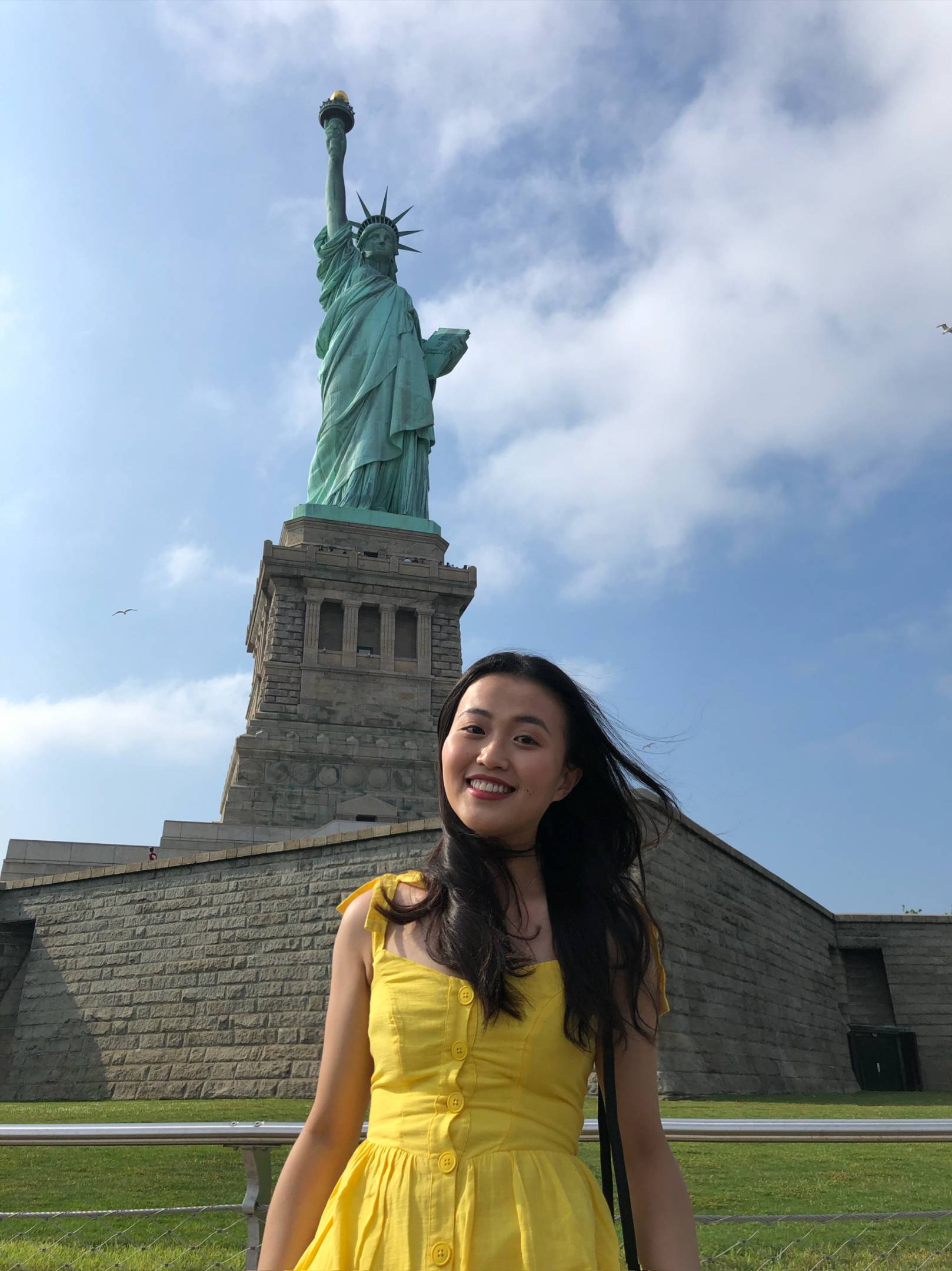 洛杉矶 今年剛從加州大學洛杉磯分校本科畢業。今年將邁入美漂的第五年。外表看起來很冷很酷但其實很害羞,在熟的好朋友面前能笑的沒心沒肺像個傻子。單身老幹部,憑實力單身。 喜欢的类型:高 瘦 好看 善良 孝順 有上進心