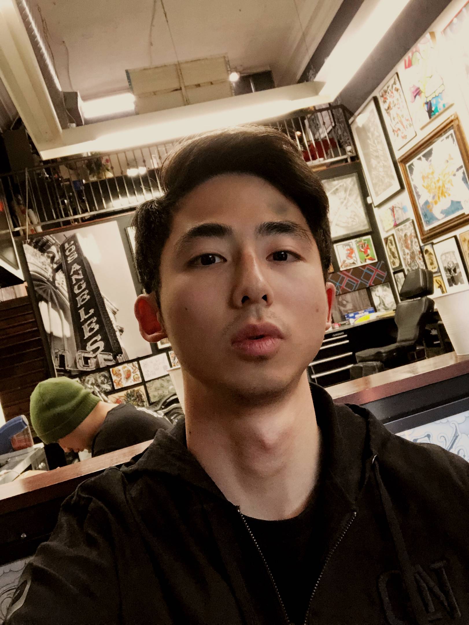 洛杉矶 纽约电影学院,本科留英,读研转美,从计算机转来拍电影,自诩是艺术家,喜欢嘻哈,也挺灵魂乐,偶尔写诗,并觉得自己写的好。旅游喜欢说走就走,喜欢深度游,自己开发别人攻略涉及不到的地方。去过三个国家,英,美,日。 女生可看静若处子,但可动若脱兔,腿长最好,身材和精神都饱满,人要有趣,有自己的世界观!