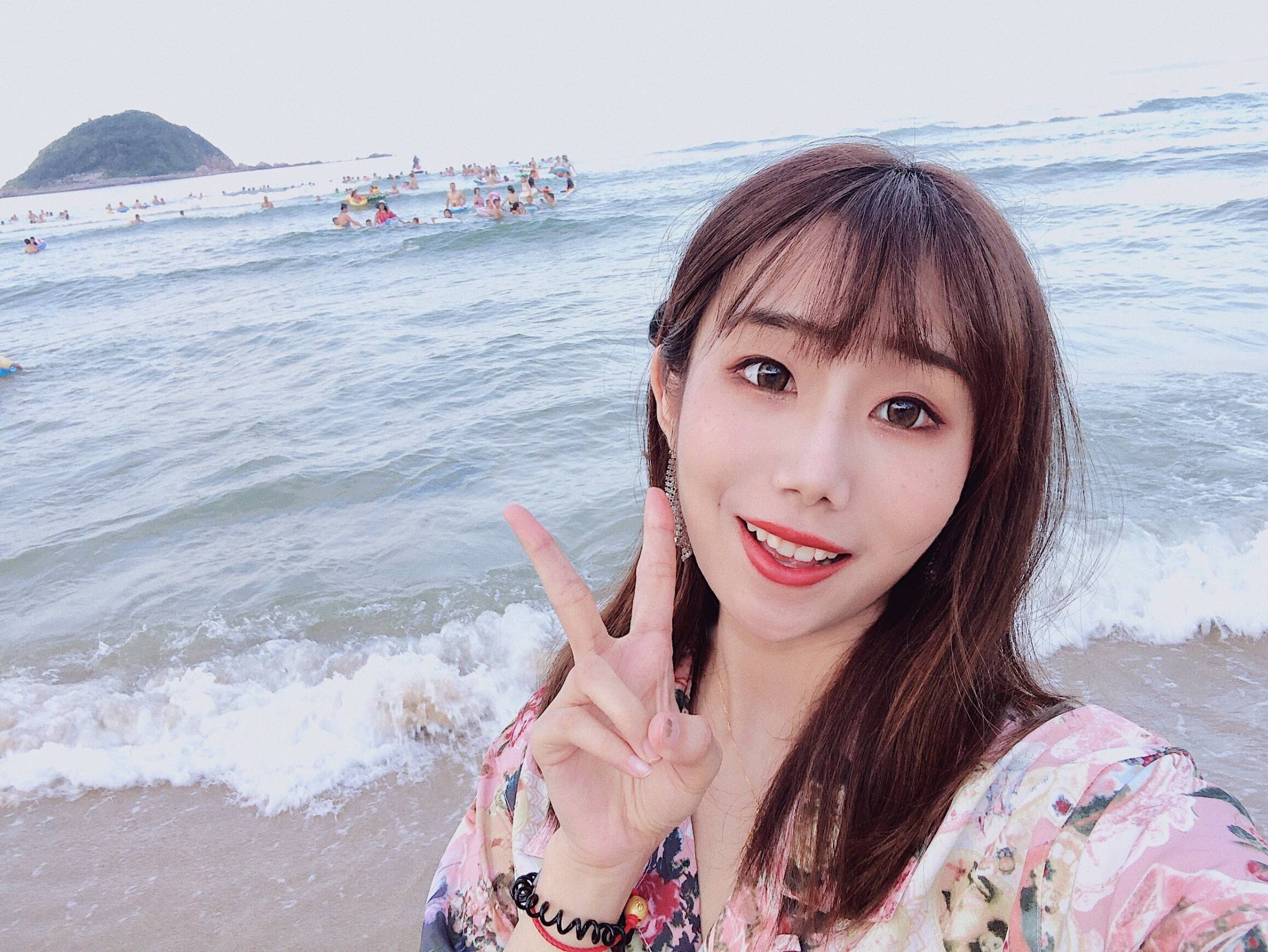 广州 在读研一,喜欢唱跳rap篮球,最爱杜兰特,喜欢看美剧旅游听歌,性格嘛,豪放开朗阳光,最想去的国家是英国和澳洲,好想游学哦,希望他也一样! 喜欢的类型:喜欢183+的男生,喜欢打篮球,阳光成熟,比我大最好,弟弟当然也可以哈哈哈