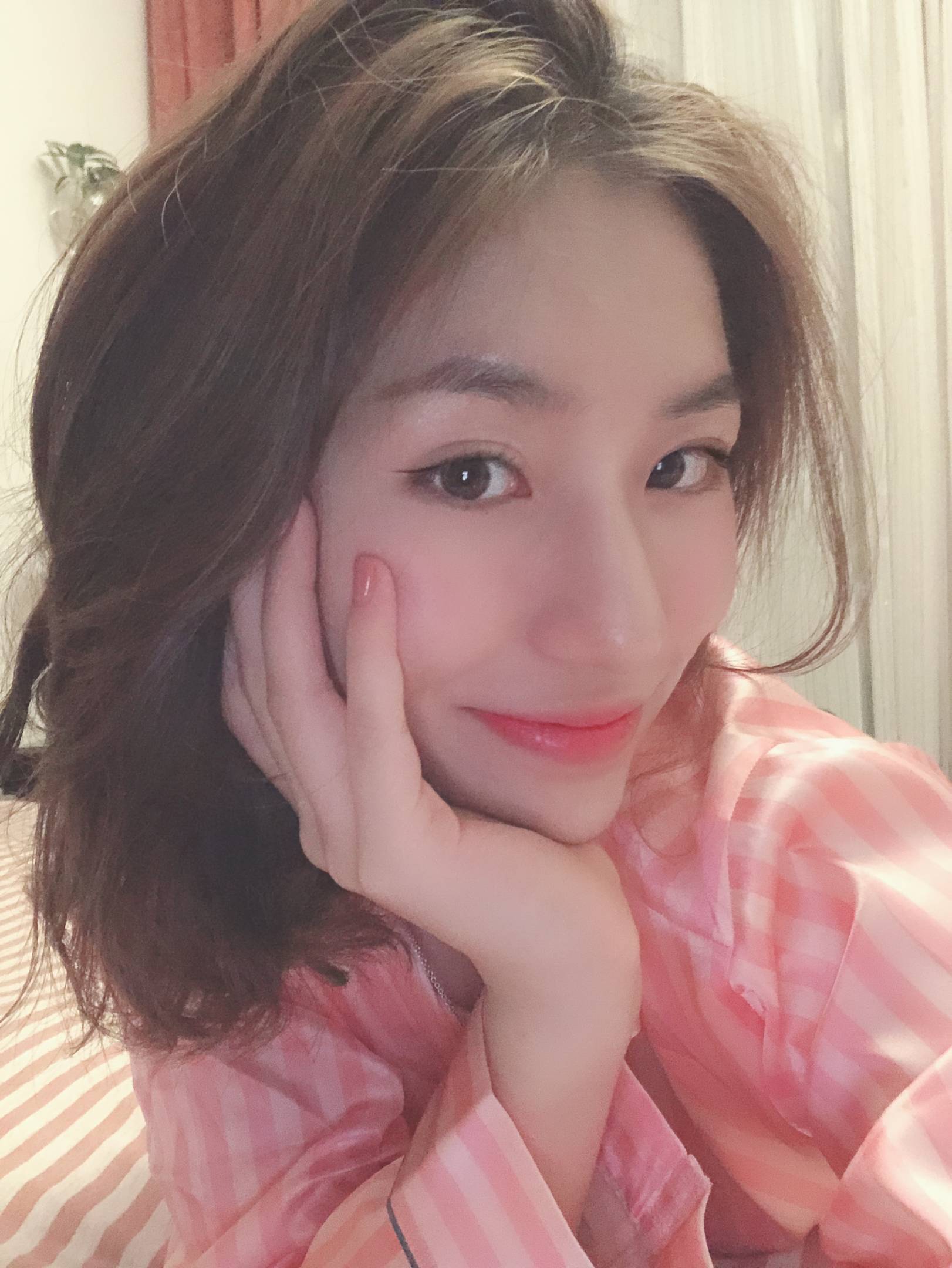 上海 上海幼儿园到高中读的都算名校啦,本科在美国indiana州,主修会计和商,辅修数学,现在在pwc担任咨询顾问. 家里有两条狗,一只柯基,一只迷你拉长,平时喜欢健身,学习准备考证,喜欢玩一些动脑子的游戏,同时也喜欢较刺激的娱乐活动。 喜欢的类型:希望男生喜欢狗,高,阳光,爱健身,有留学经历