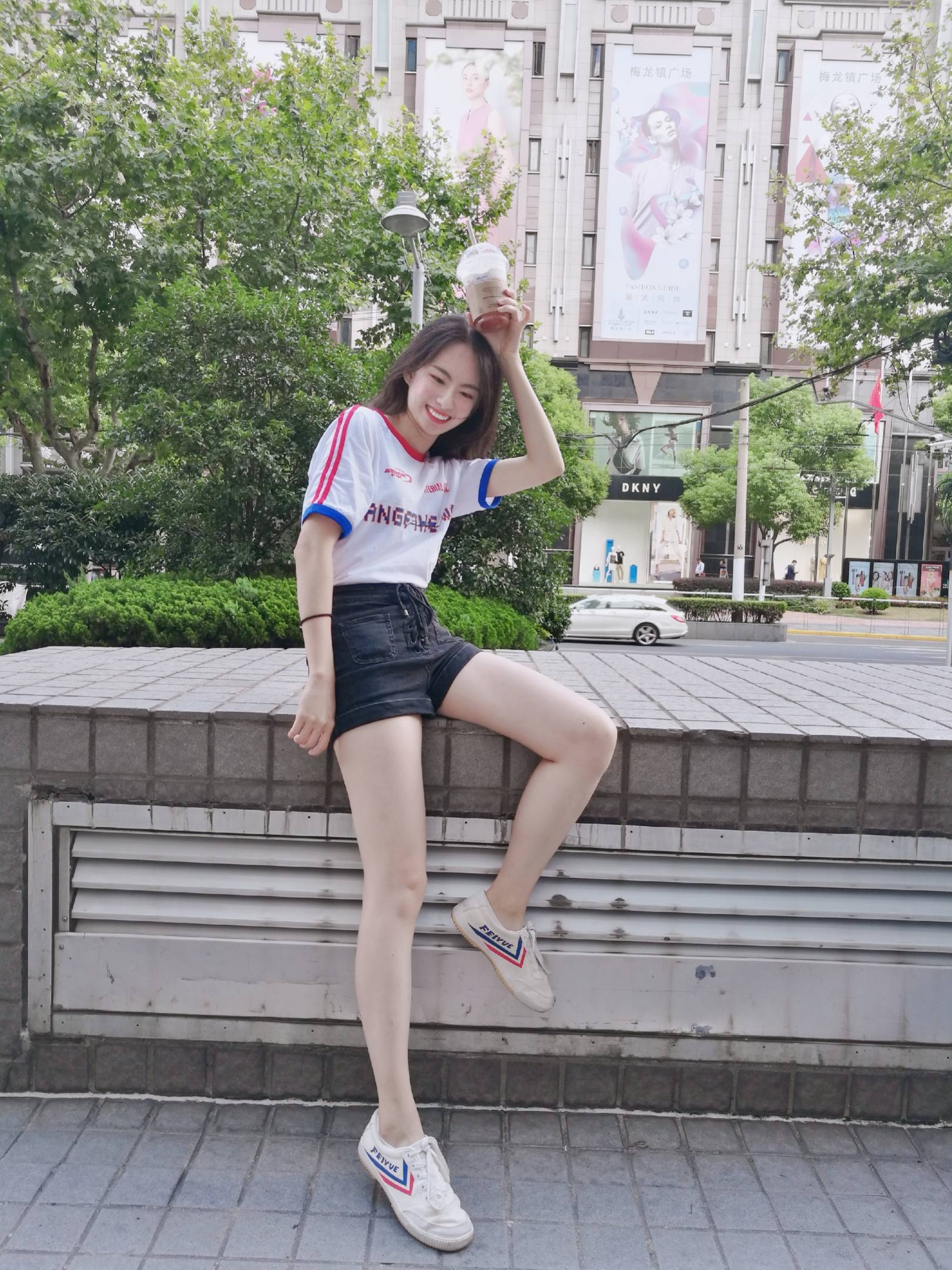 上海 是一个家在北京的广东人。目前在上海做公关copy写旅游文案,从小就喜欢打网球,现在还喜欢看中超联赛和西甲联赛,可以说动如脱兔静如处子~性格偏向独立那款,不太很会撒娇的那种,偶尔还会有点神经质,性子有点直啦 喜欢的类型:喜欢运动(最好足球网球),拍得一手好照片,也喜欢出去旅游~带点文艺气息,但是不要太正经!!!不太喜欢猛男…不喜欢晒肌肉的