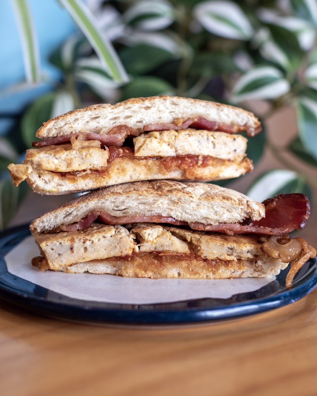 Protein packed weekend breakfast on the run! Bill&rsquo;s of Belgrave smoked bacon, free range egg, house-made tomato relish. We open at 8am weekends.

#emeraldvictoria #dandenongranges #cardiniashire #easterndandenongranges #emeraldlakepark #puffing