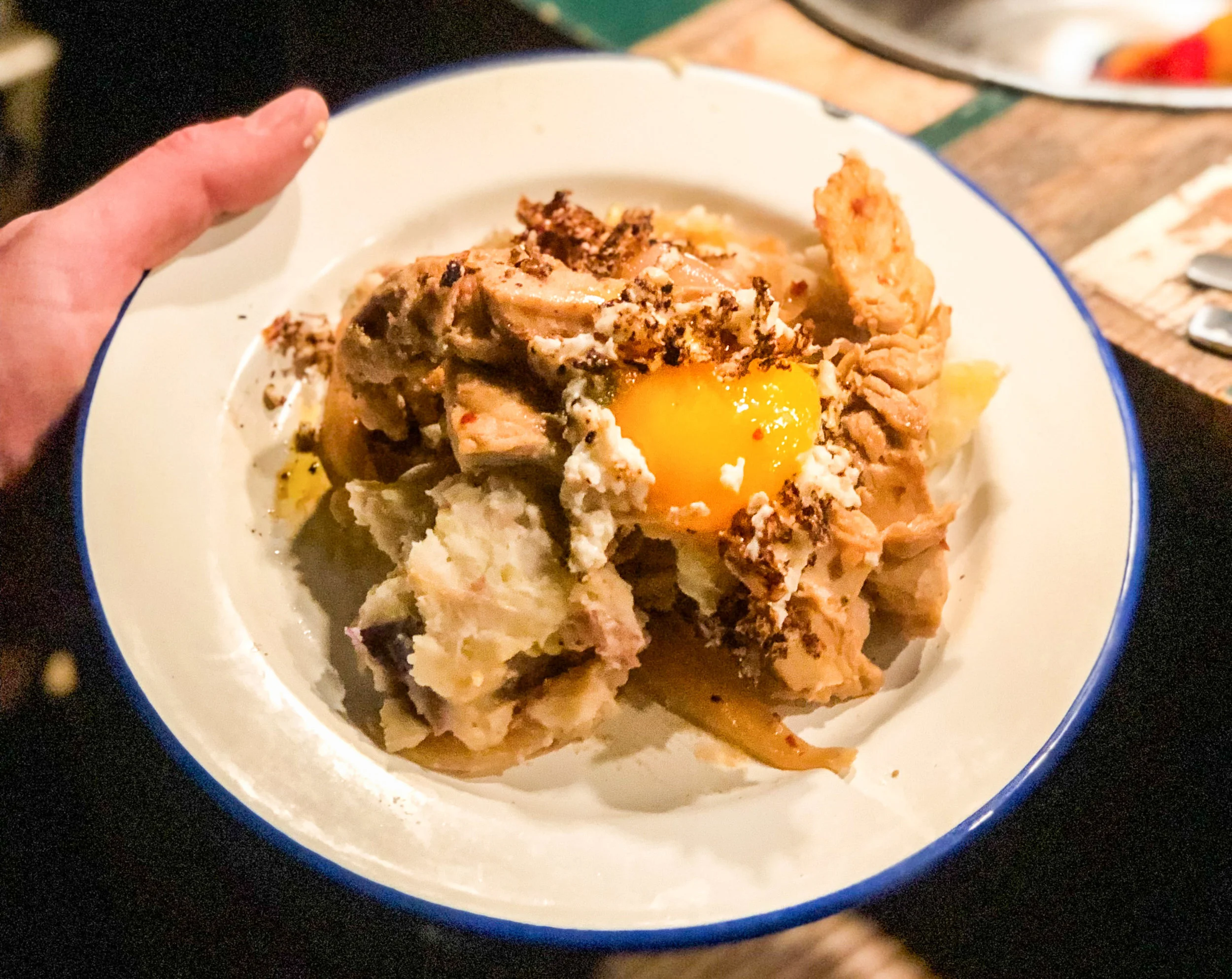 Ei auf Kartoffelbrei mit Hähnchen