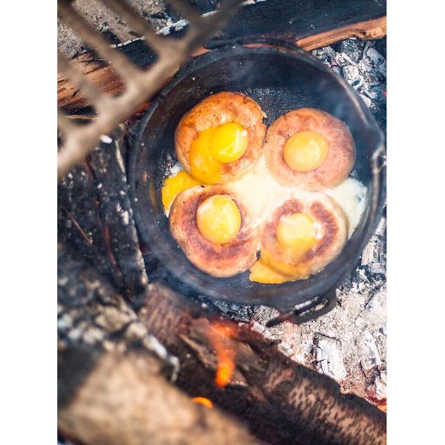 Aus den fr&uuml;heren Posts kennt ihr sicher schon unser absolutes Lieblingsfr&uuml;hst&uuml;ck aus dem Dutch Oven 🥯🍳🧀 Genau, die leckeren Bagels mit Ei und K&auml;se &uuml;berbacken, dazu Avocado und Fr&uuml;hlingszwiebeln. Nun gibt es auch endli