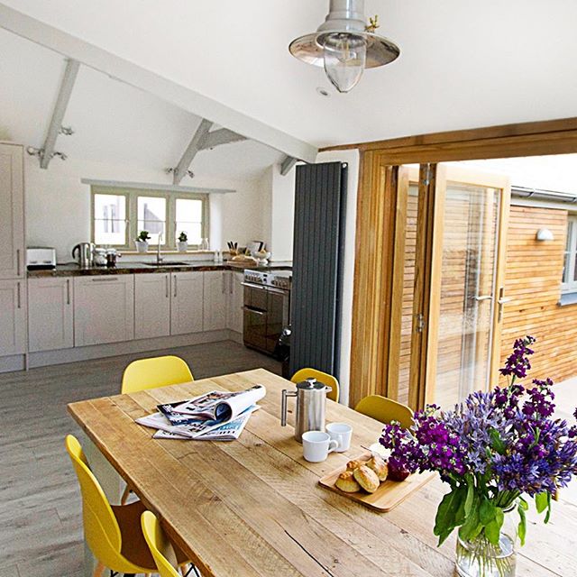 Brighten up blue Monday with breakfast and a bouquet in Barnwells open-plan kitchen and dining area!
.
.
.
#barnwellcottage #cornwall #bluemonday #mondaymotivation #uniquehome #kitchendesign #brunch #breakfast #morningcoffee #interiorinspiration #din