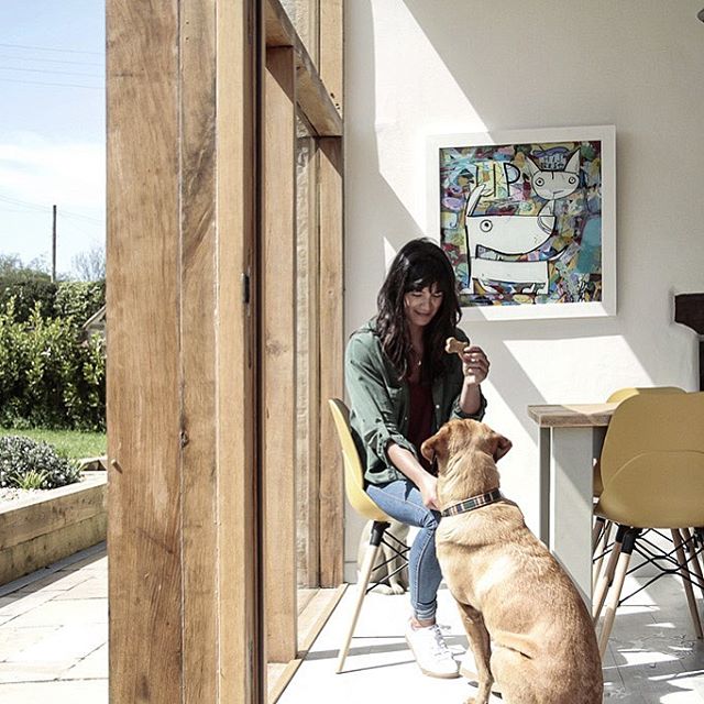 From the outside looking in- a tranquil setting surrounded by the leafy courtyard. Find precious moments with your pooch here at Barnwell cottage, an idyllic close-to-the-coast retreat.
.
.
#barnwellcottage #closetothecoast #booknow #suntrap #homeins