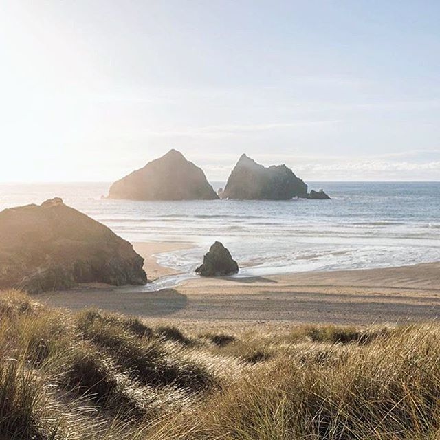 It&rsquo;s going to be another cracking sunset over our beautiful local beach - the perfect end to the day!
 #holywellbeach #lovecornwall

Captured beautifully by @kris.field