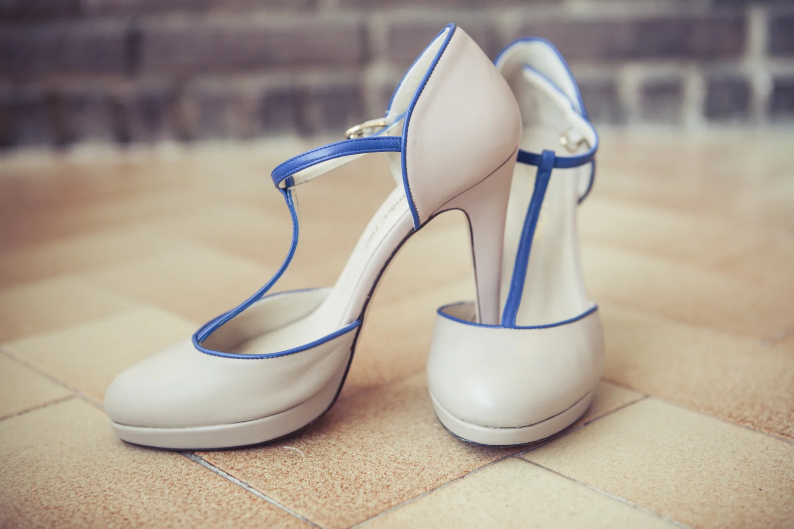Zapatos de novia con detalles azul