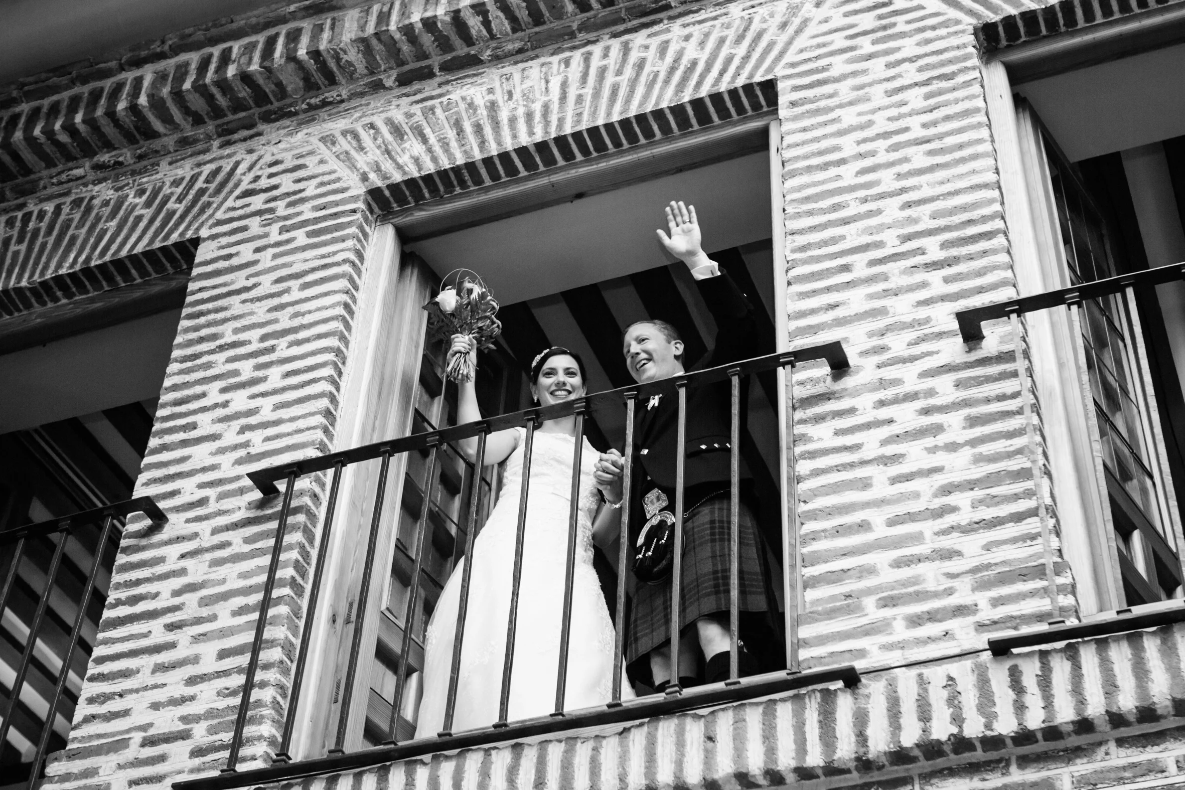 Novios saludando