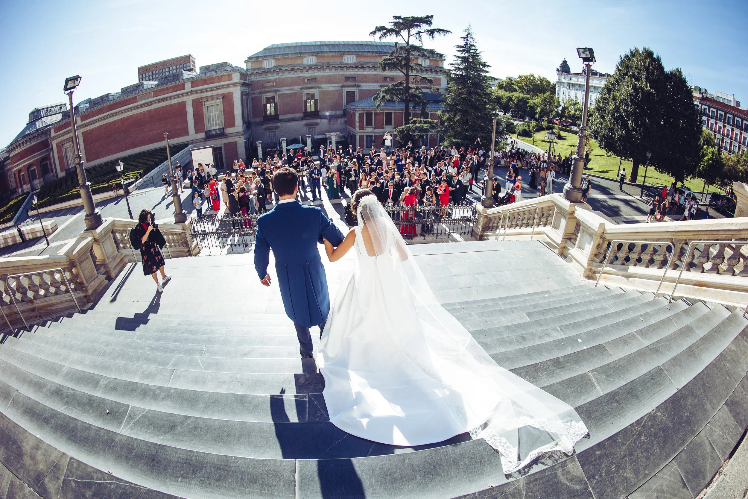 Novios saliendo de la iglesia