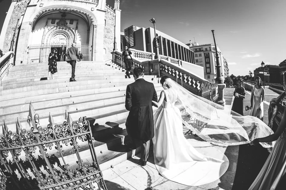 Novia subiendo escalinata de Los Jerónimos