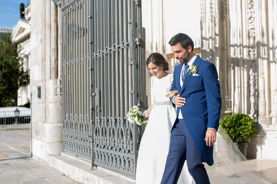 Novios saliendo de la iglesia