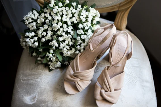 ramo de novia y zapatos de boda