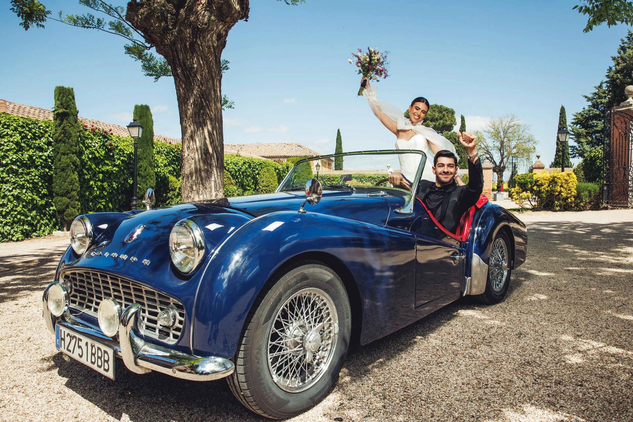 Pareja de novios en un coche clásico