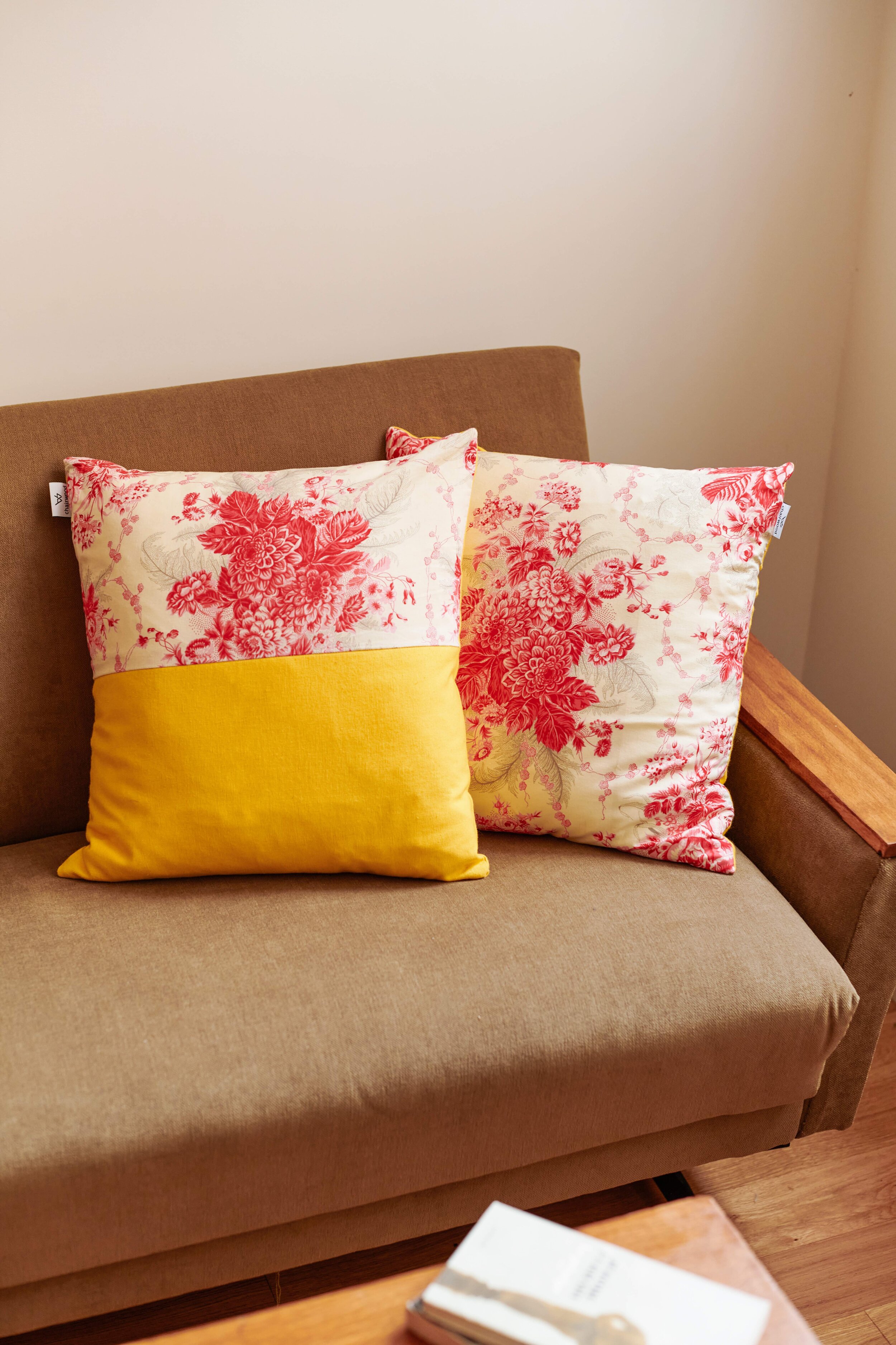 Coussin jaune et toile de Jouy rose