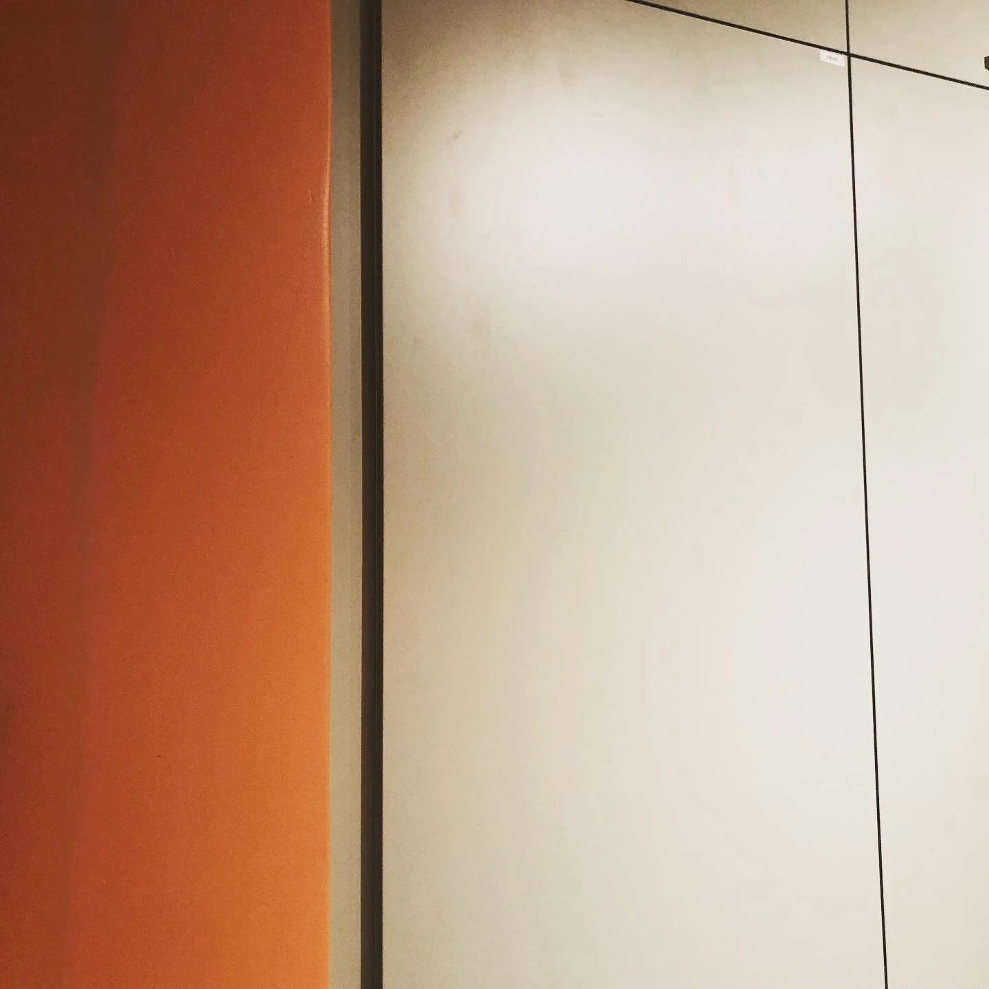 Hva med et gr&oslash;nt og oransje kj&oslash;kken? 💚🧡 Det har de n&aring; f&aring;tt p&aring; Trolla barnehage. Sveip til h&oslash;yre for &aring; se hvordan det har blitt og hvordan det var f&oslash;r! #barnehage #kj&oslash;kken #farger