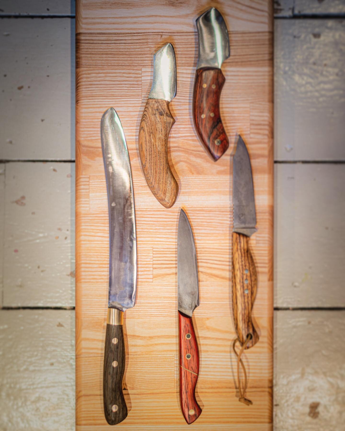 New Year, New Knife Sale - 5 new pieces for sale, all limited editions 1 of 1. Prices from &pound;90, DM me for details.
.
Bread/carving knife - full tang stainless steel, and ancient bog oak and brass handle with custom mosaic pin
.
Garden Knife 2.0