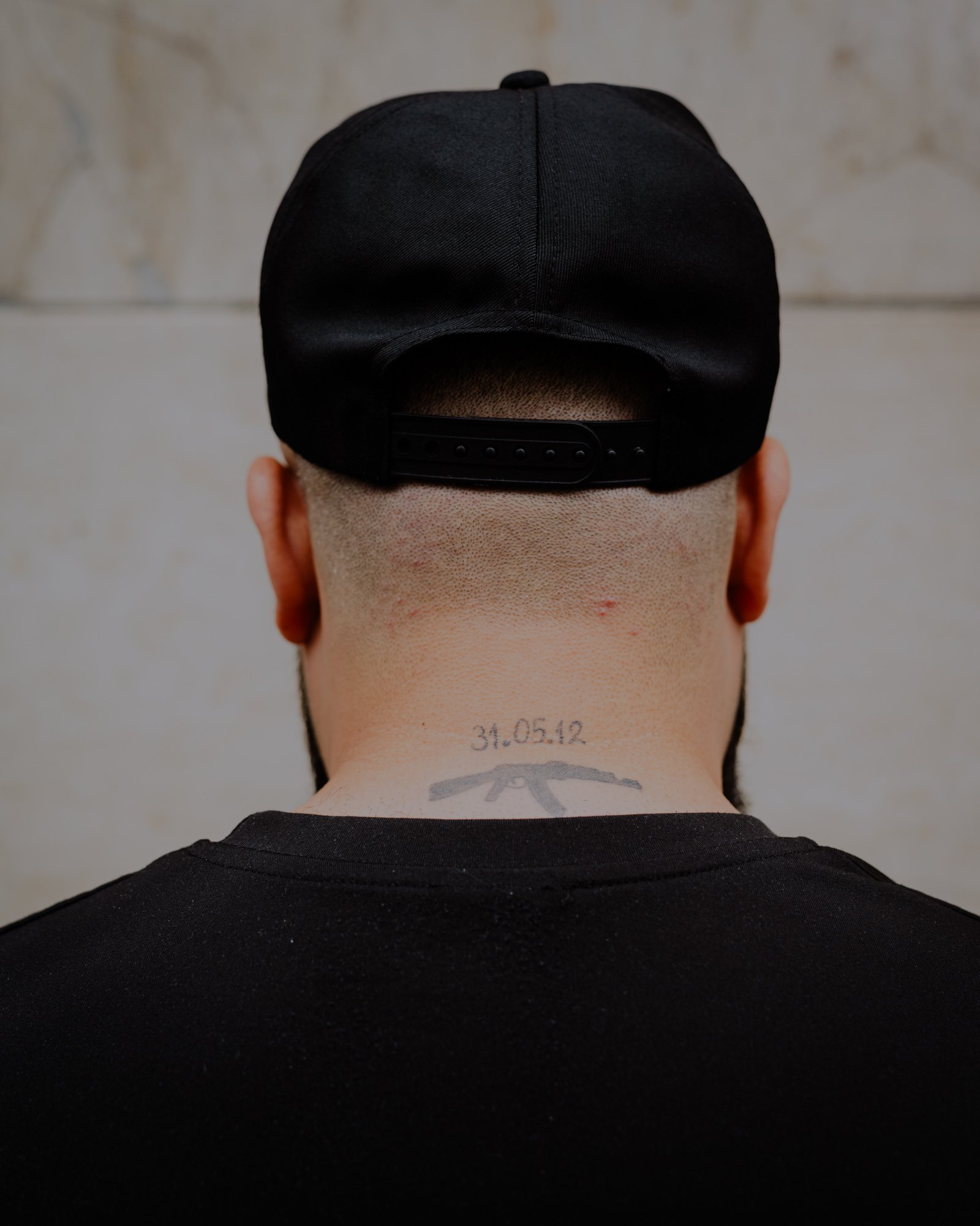 Boika lives in Berlin and fights MMA fights illegally in Frankfurt's Bahnhofsviertel district. His son's date of birth is tattooed on the back of his neck.