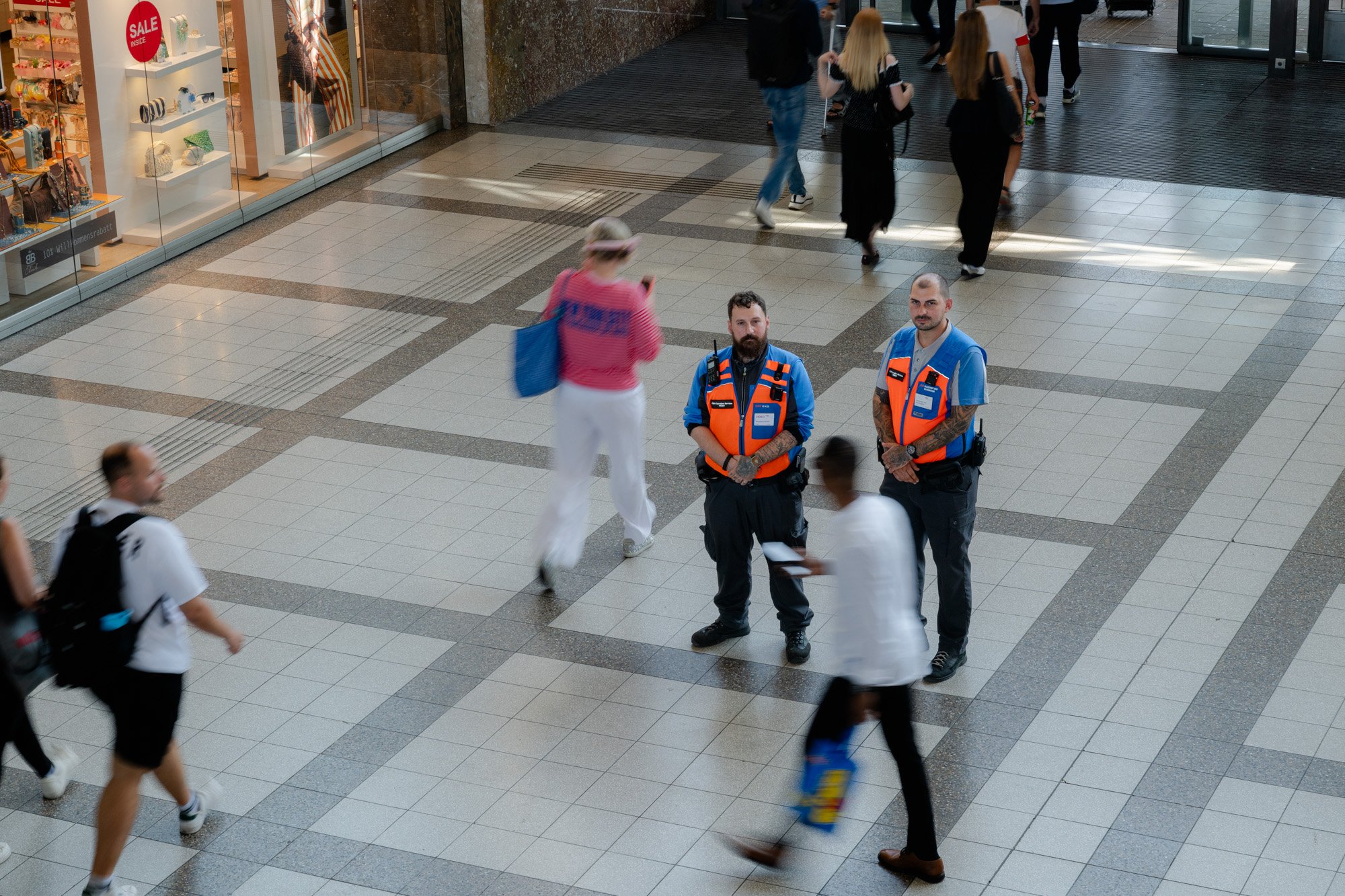 Christian and Danjel, securities at Wien Westbahnhof railway station | Der Standard 