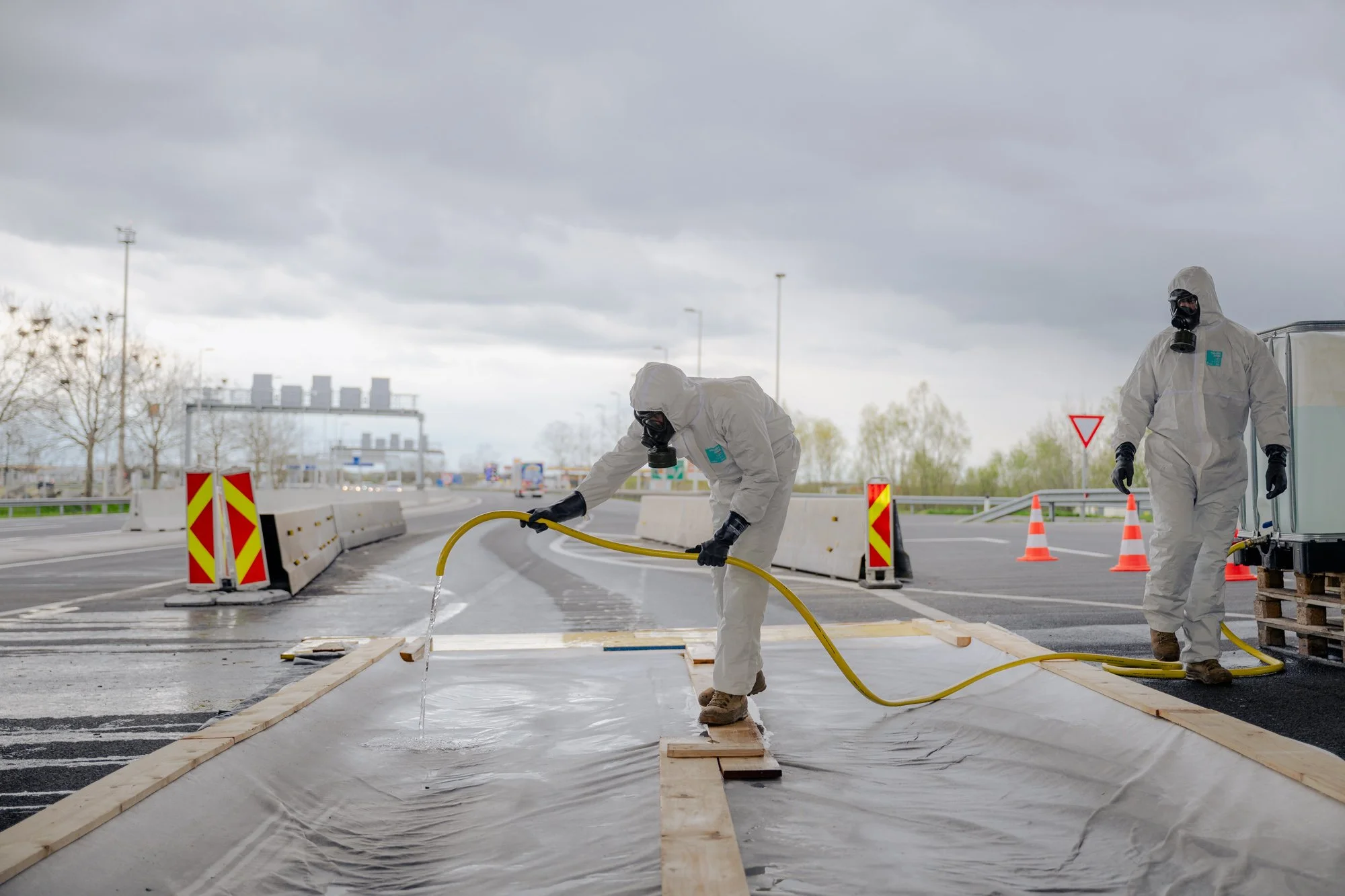  At the Nickelsdorf border crossing in Burgenland, the Austrian Armed Forces laid down disinfection mats due to an outbreak of foot-and-mouth disease. Two soldiers are currently busy wetting the mats. Nickelsdorf, Austria. April 7, 2025.  