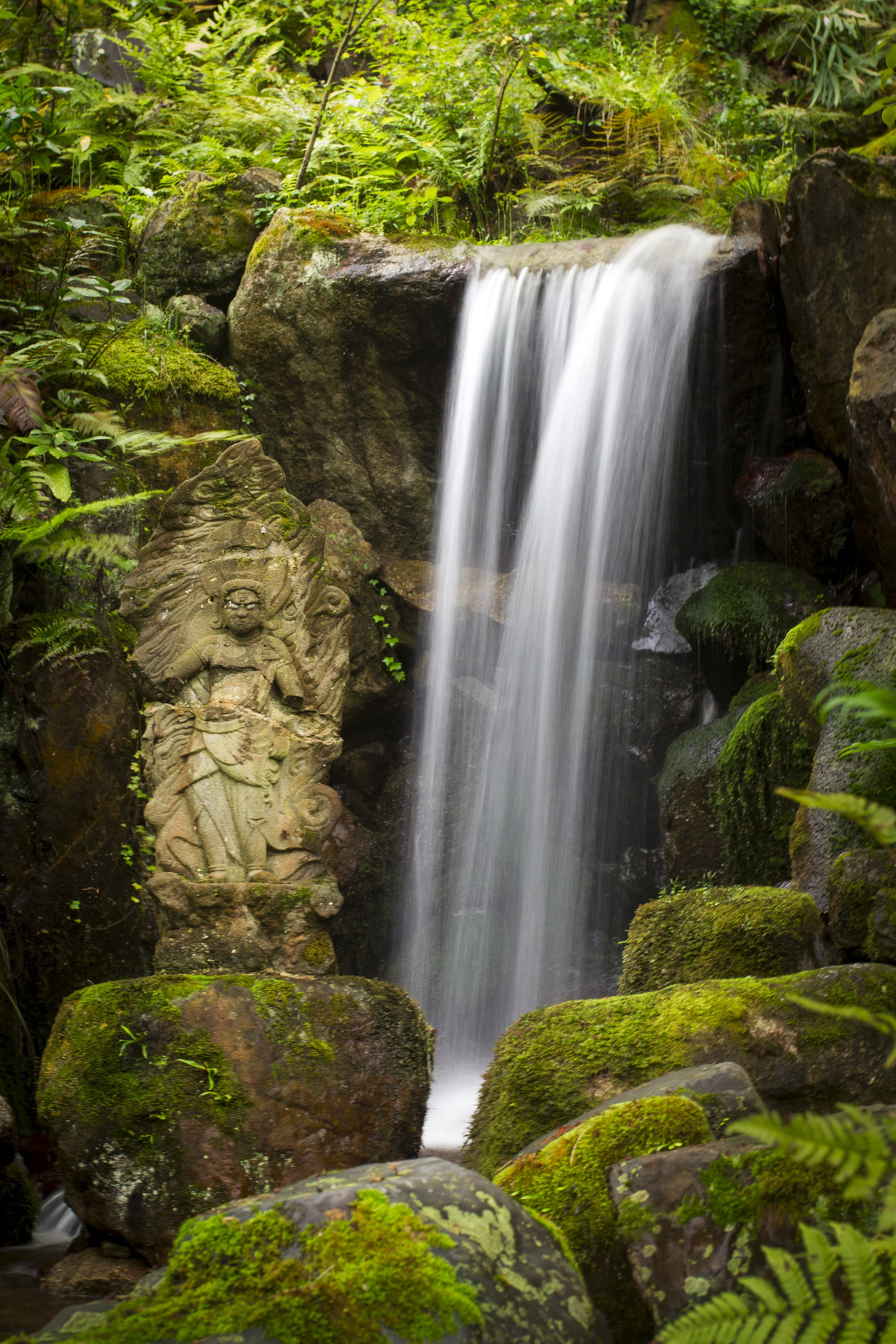 Cascade et statue.jpg