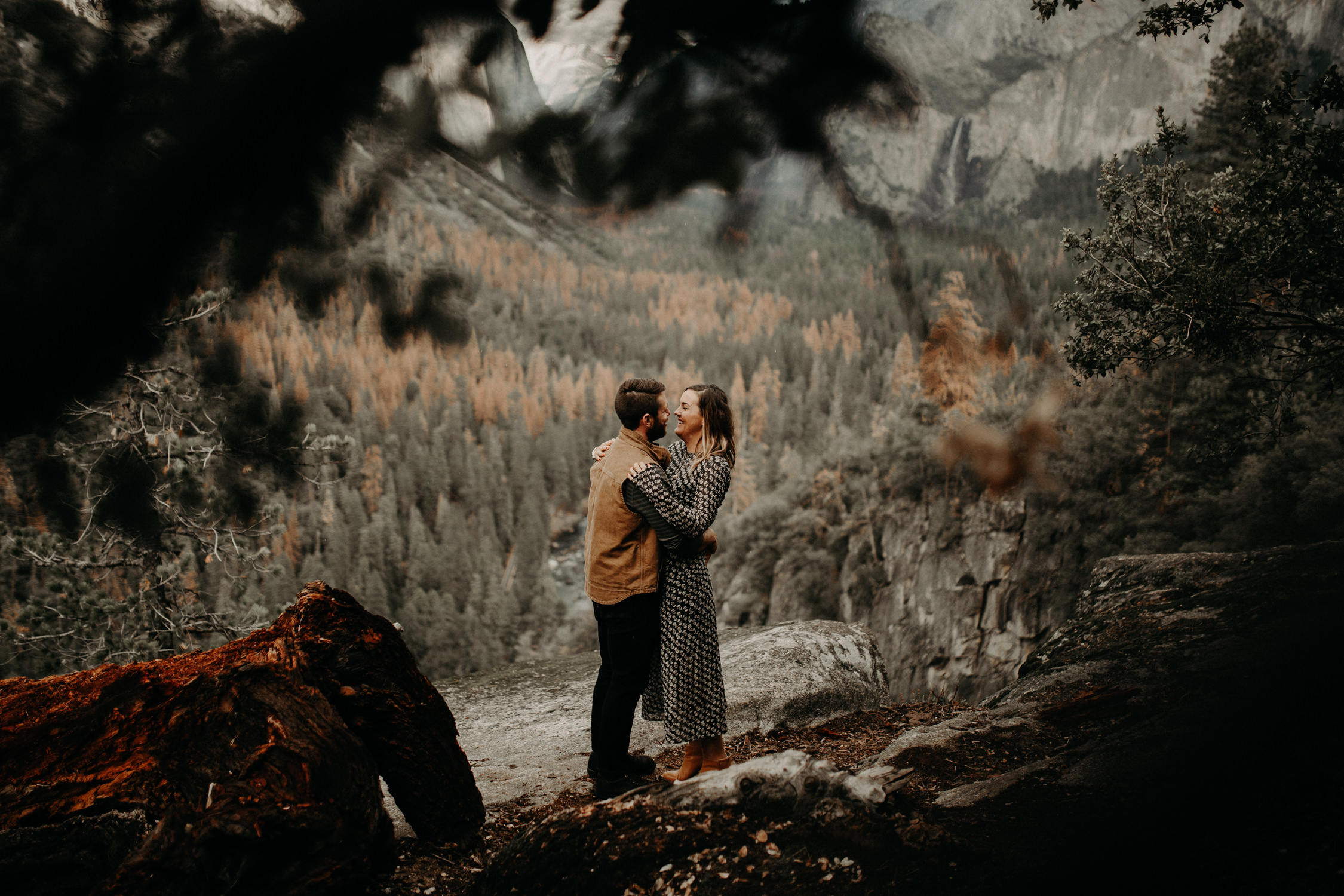 couple-engagement-yosemite-california_0008.jpg