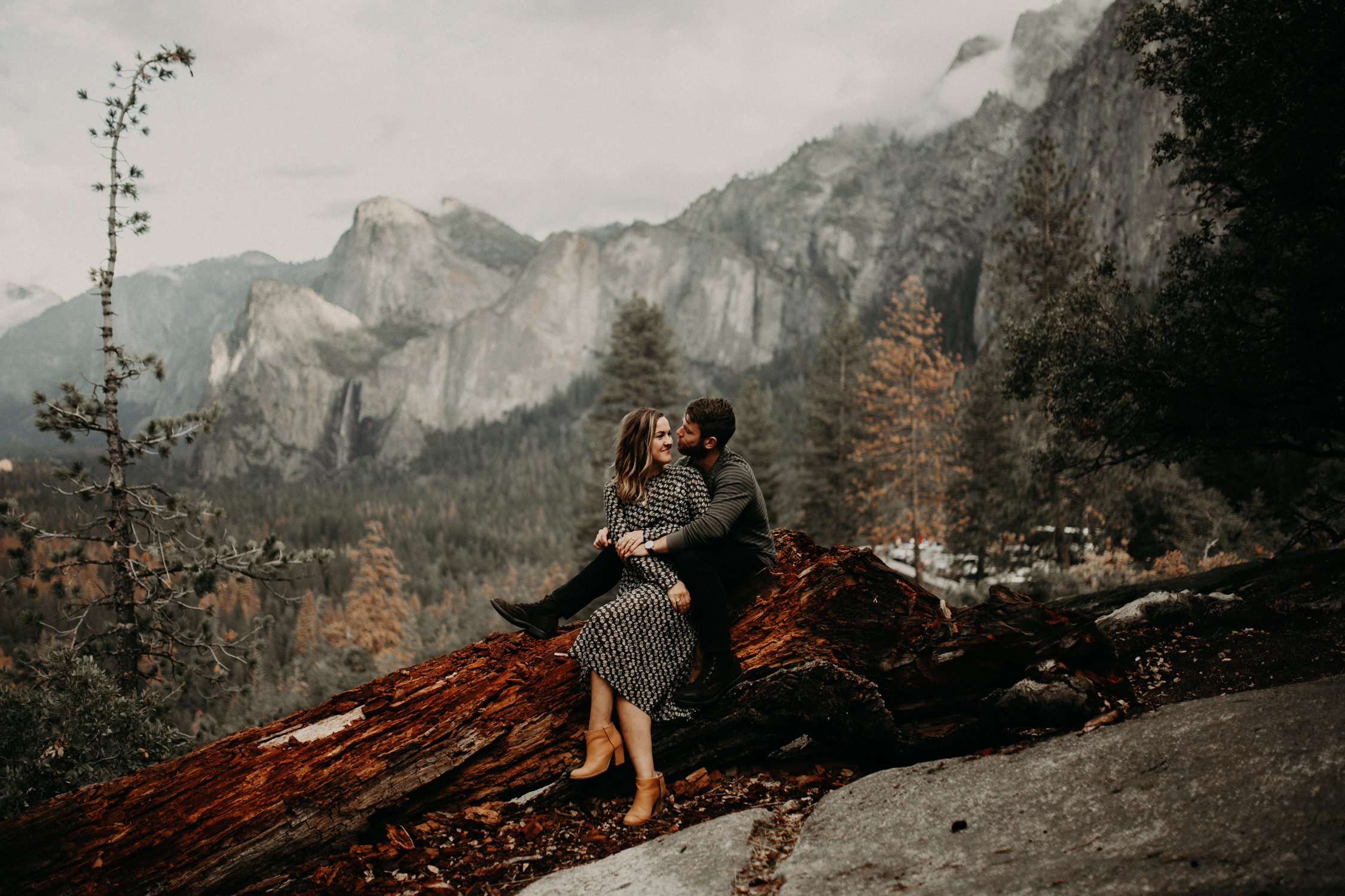 couple-engagement-yosemite-california_0010.jpg