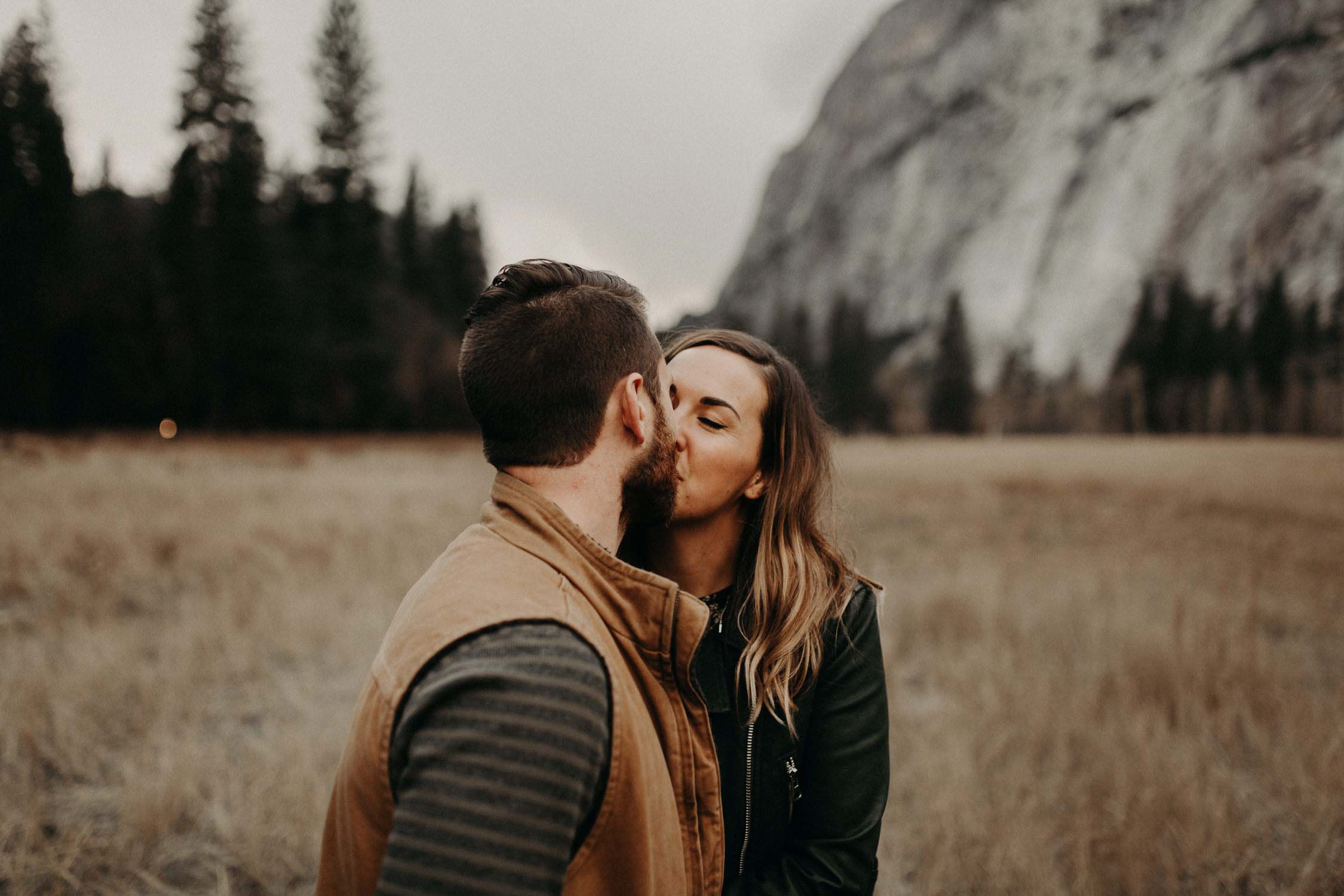 couple-engagement-yosemite-california_0015.jpg