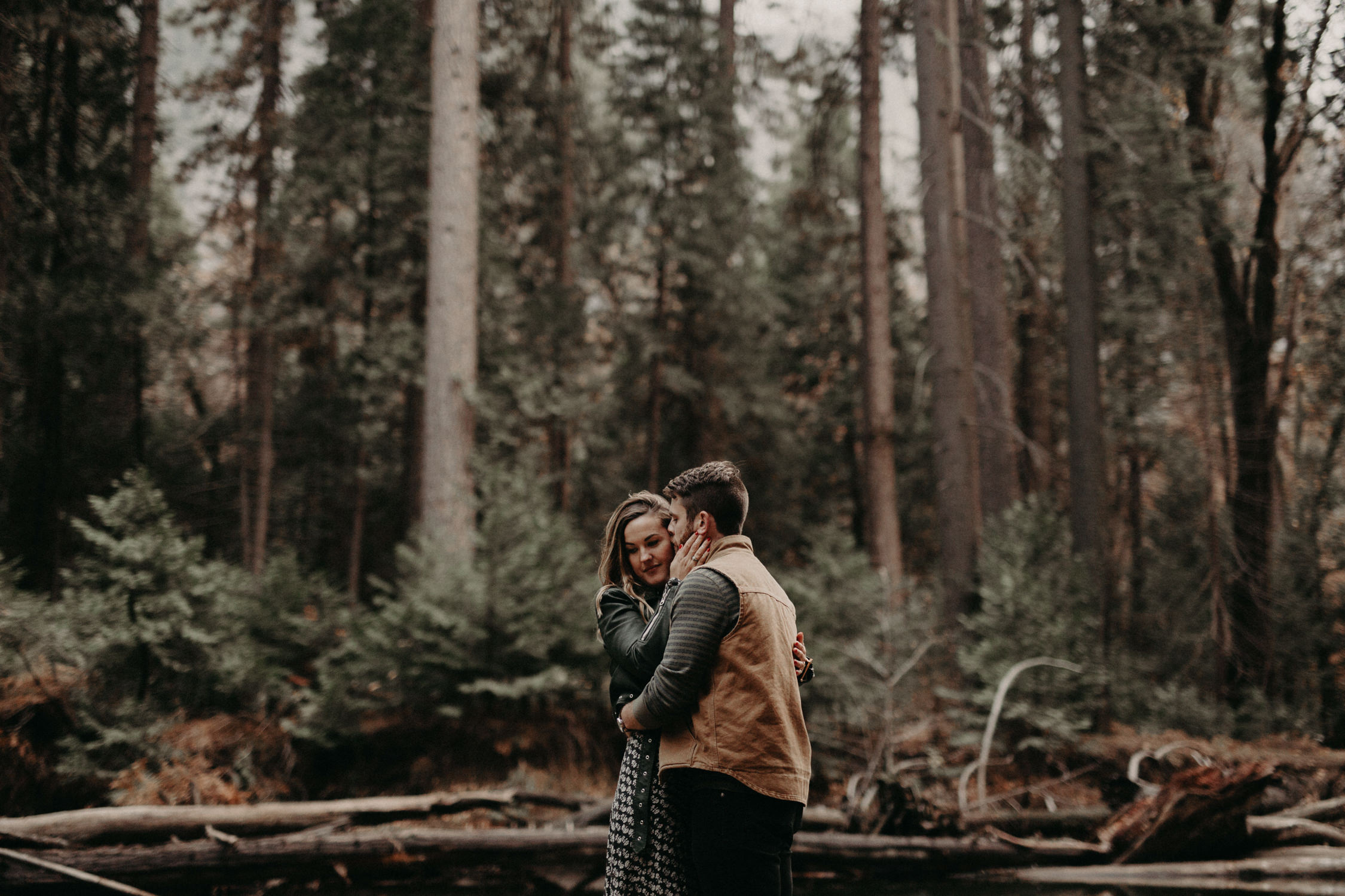 couple-engagement-yosemite-california_0038.jpg