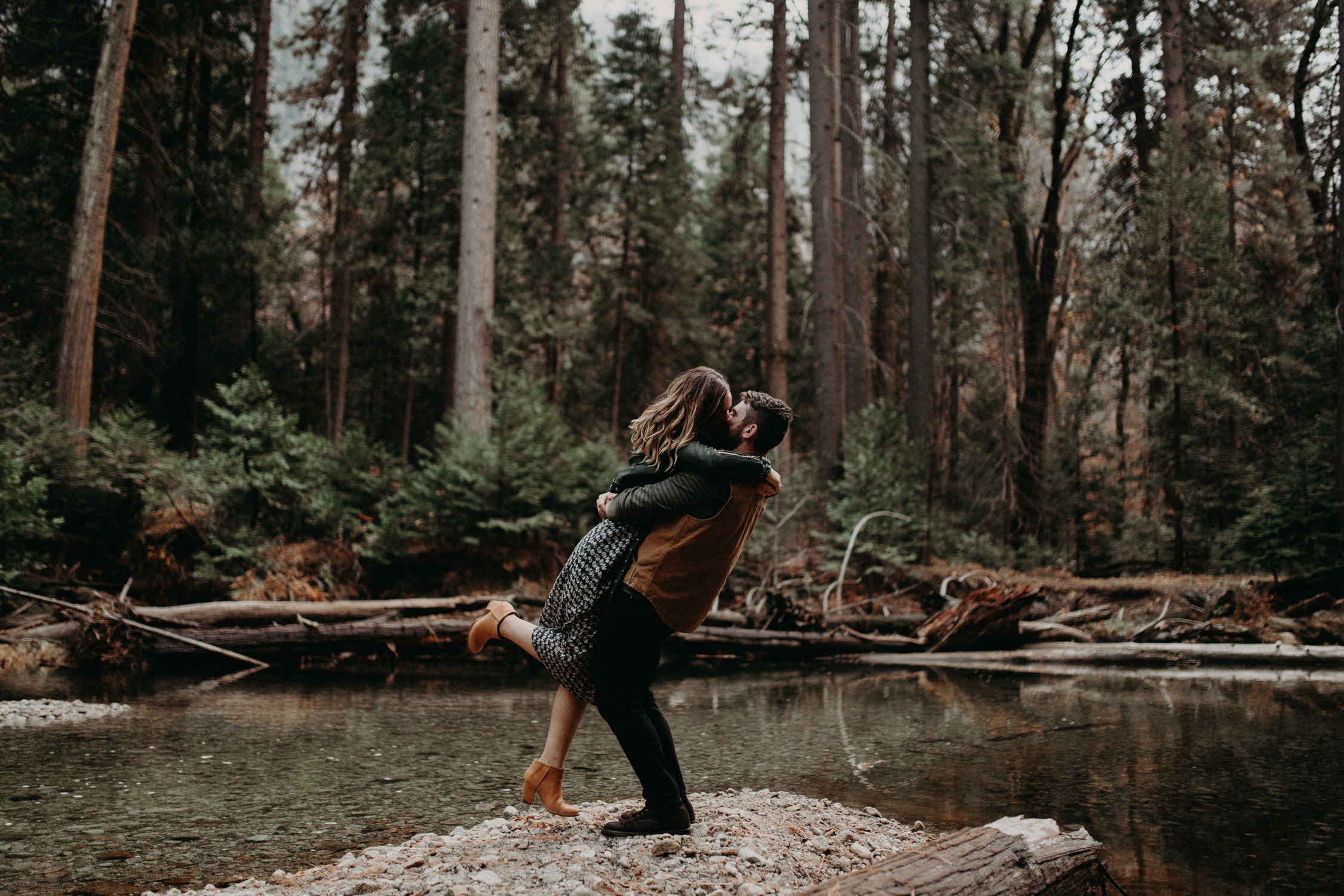 couple-engagement-yosemite-california_0039.jpg