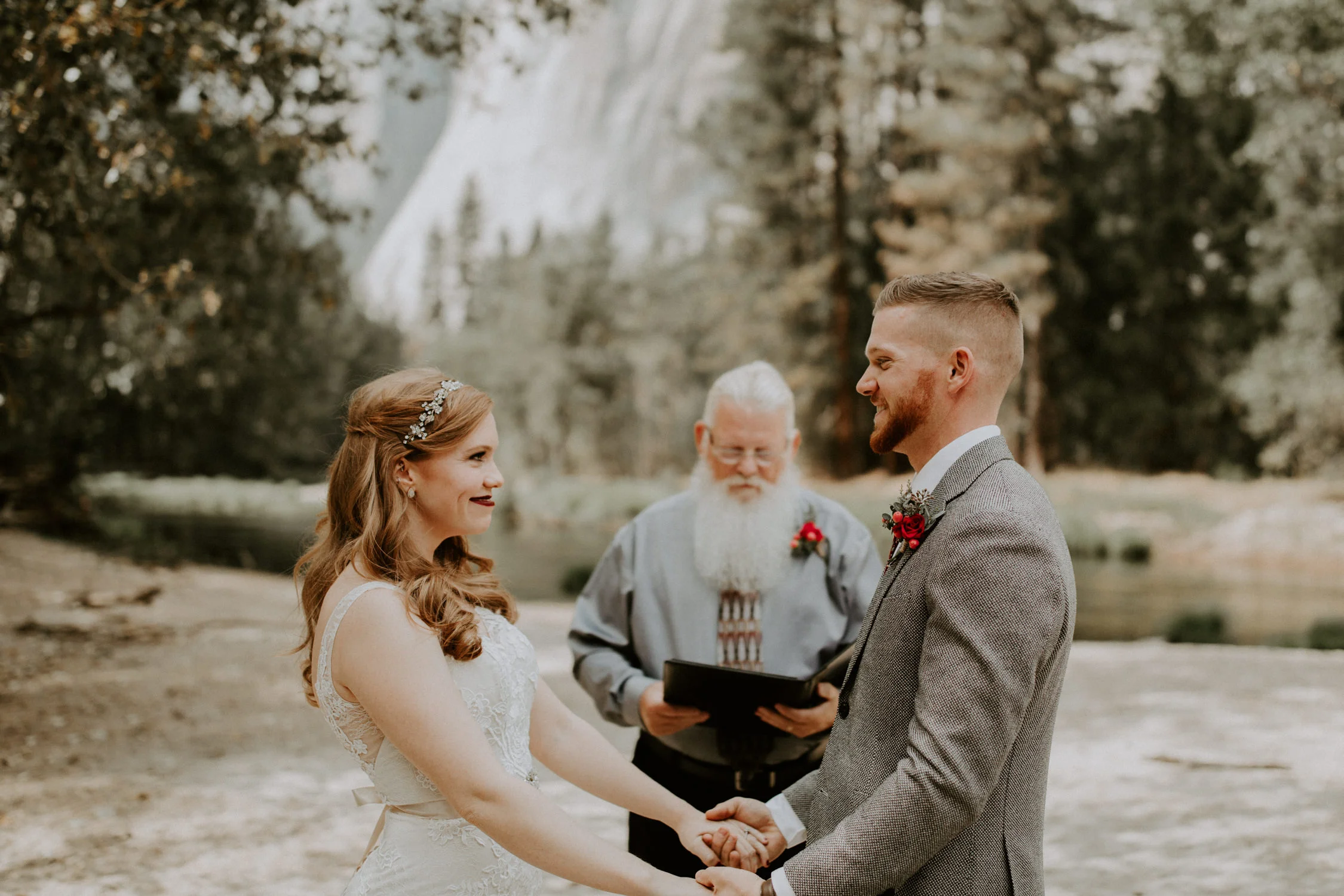 couple-elopement-yosemite-california_0014.jpg