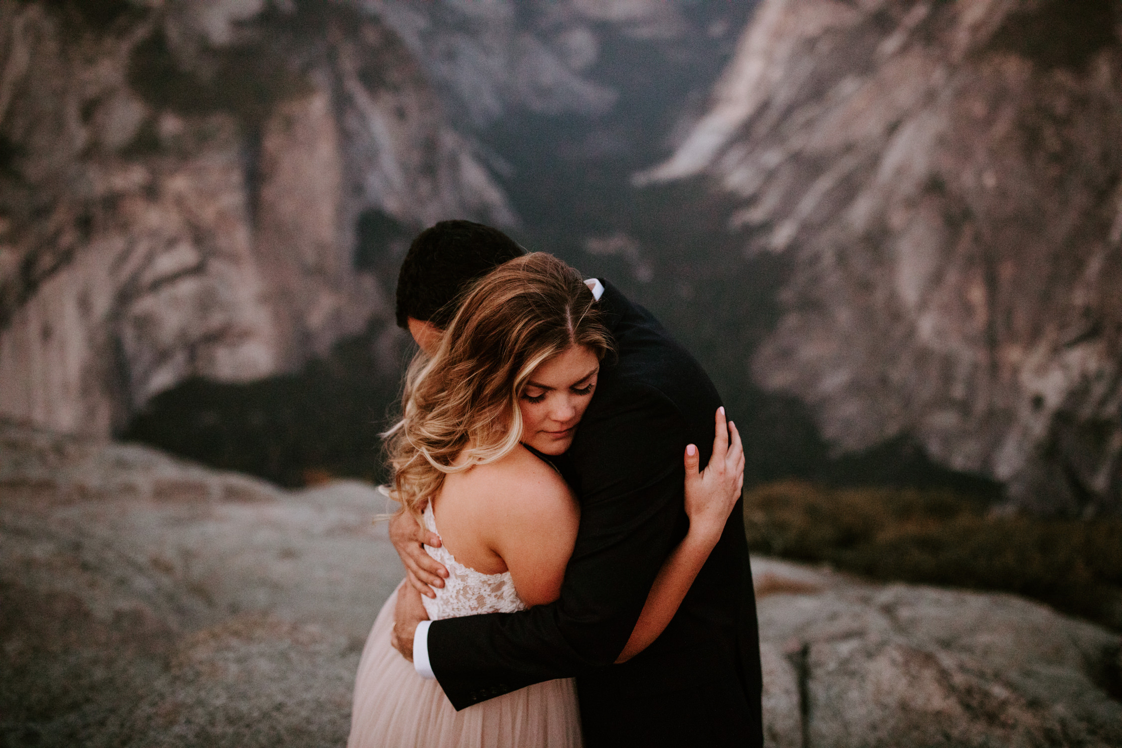 couple-elopement-yosemite-california_0101.jpg