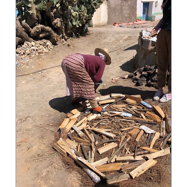 THEN there&rsquo;s the incredible firing process!!! No electricity or piles of wood or fancy bricks needed - just good old donkey poo! 
Mama A&iuml;cha - master as she is - knows where each stick of wood should go, she knows that the wind is going to