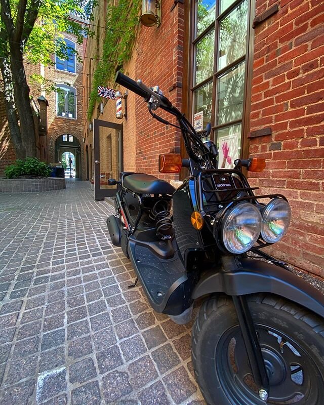 Scoot on in 😃 we have some space available this week. 💈🤠 #fortworth #Texas #sundancesquare #downtownfortworth #barbershop #fortworthbarbershop #localbarber #nearsouthside #tcu #aledo #ridgleahills #arlingtonheights #walshranch #parksofaledo #benbr