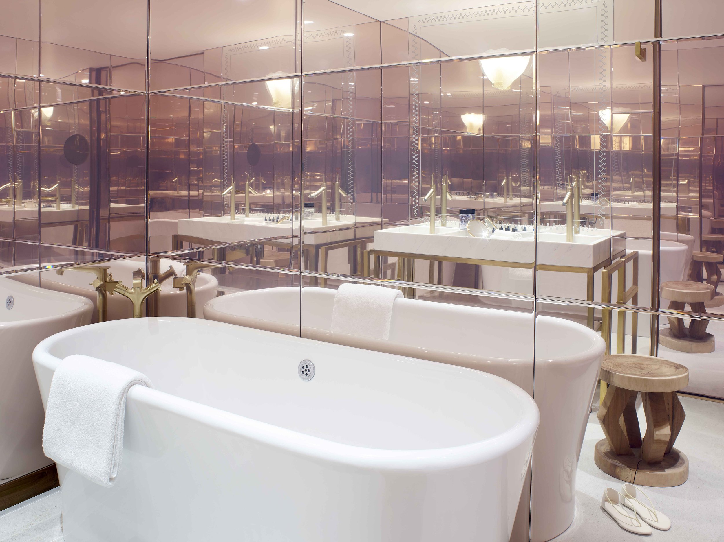 Hotel 9Confidentiel&nbsp;bath tub against mirrored wall