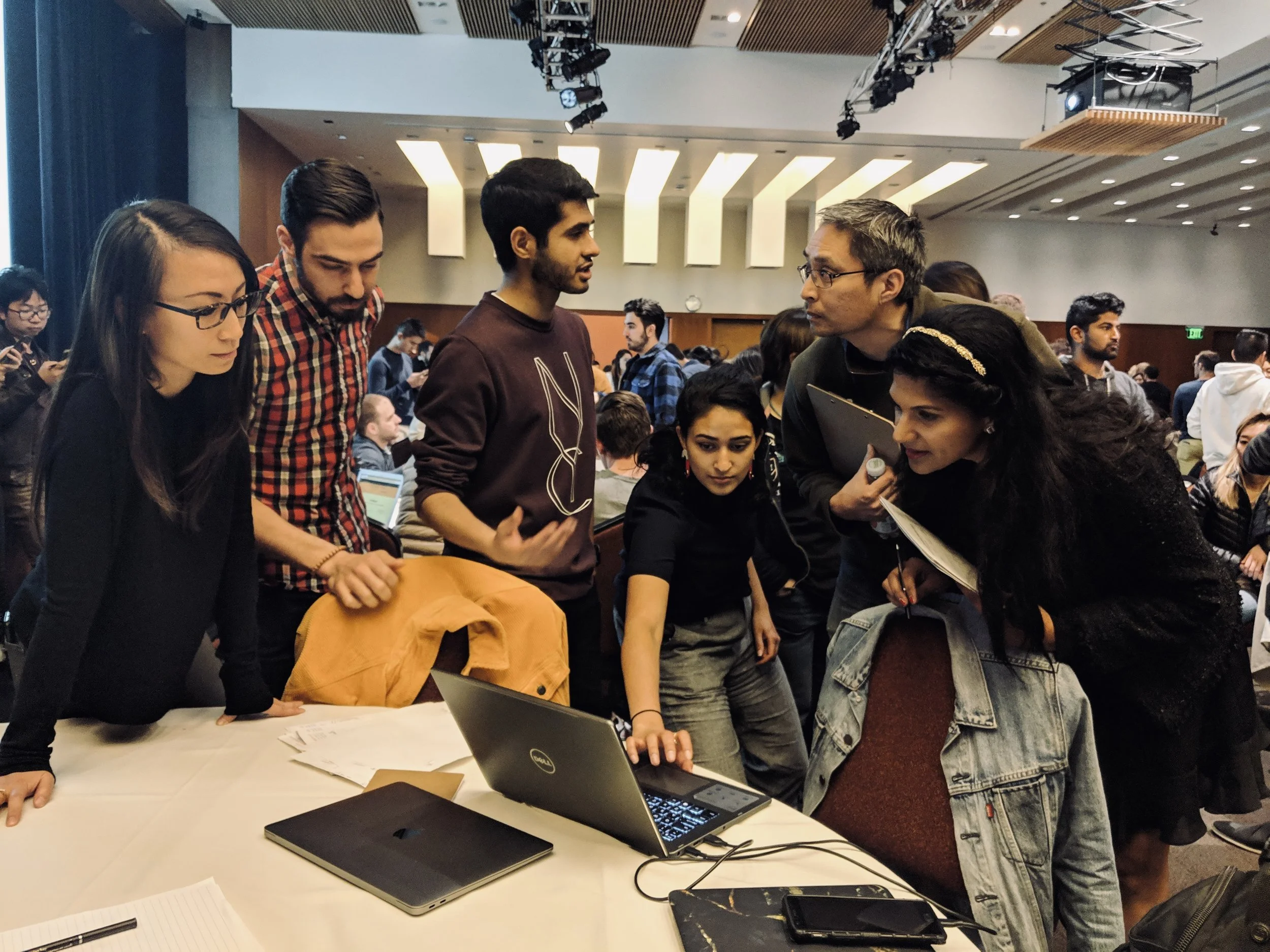 From left to right: Alice Kuo, Riley Predum, Aneesh Sampath, and Nina Sardesh from Team Healthfully presenting to judges Hoang Tran and Dr. Nina Vasan during the science fair.