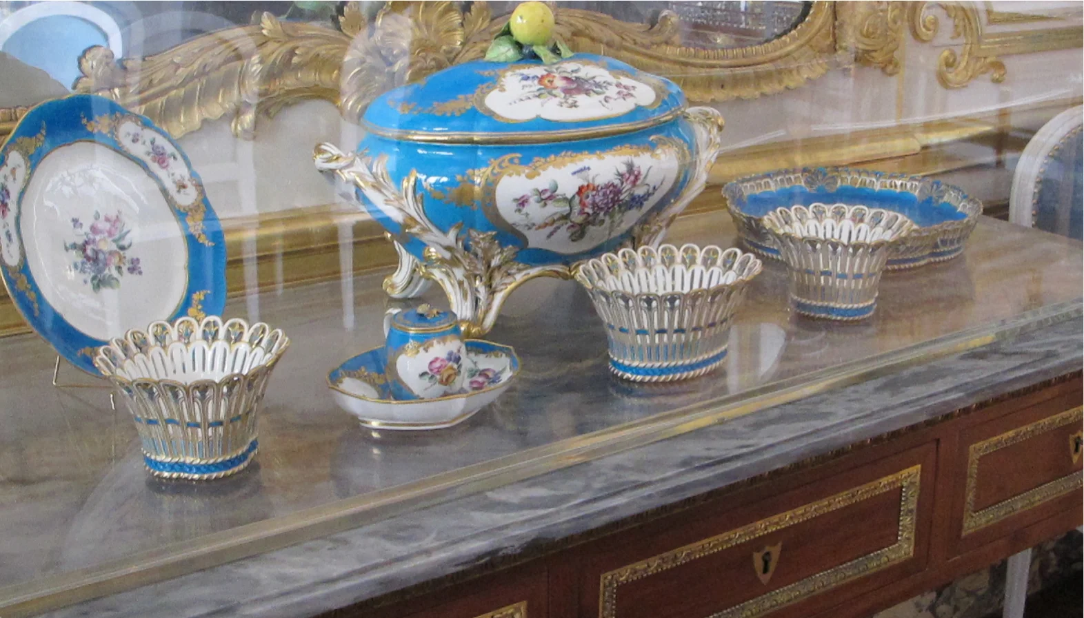 Chateau de Versailles--King's apartments 7 - Crop 1.jpg