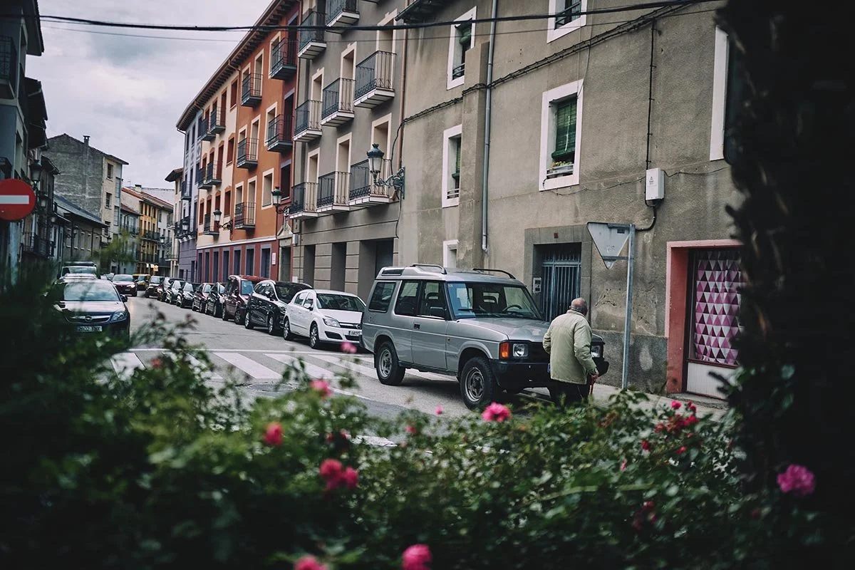 Land Rover discovery in a street scene by photographer Matthew Lloyd