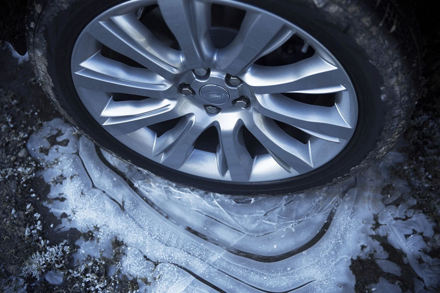 close ups showing a Range Rover in the winter countryside by automotive photographer Matthew lloyd